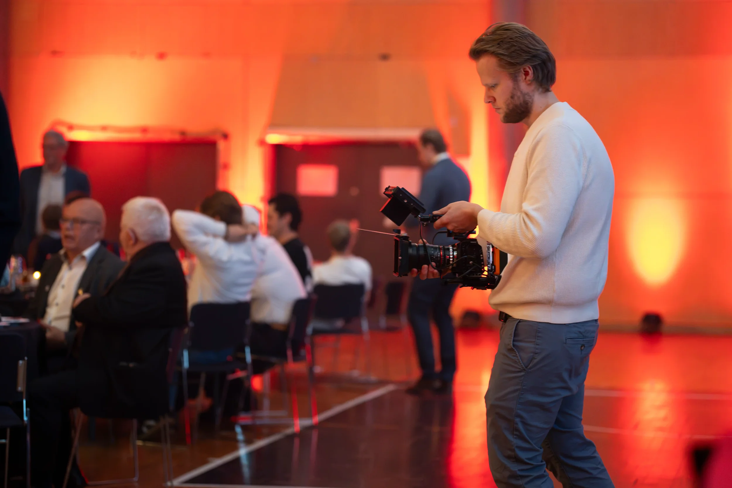 Fotograf Kristian Martein bak scenen i Trondheim Spektrum. Foto: Scott Aune
