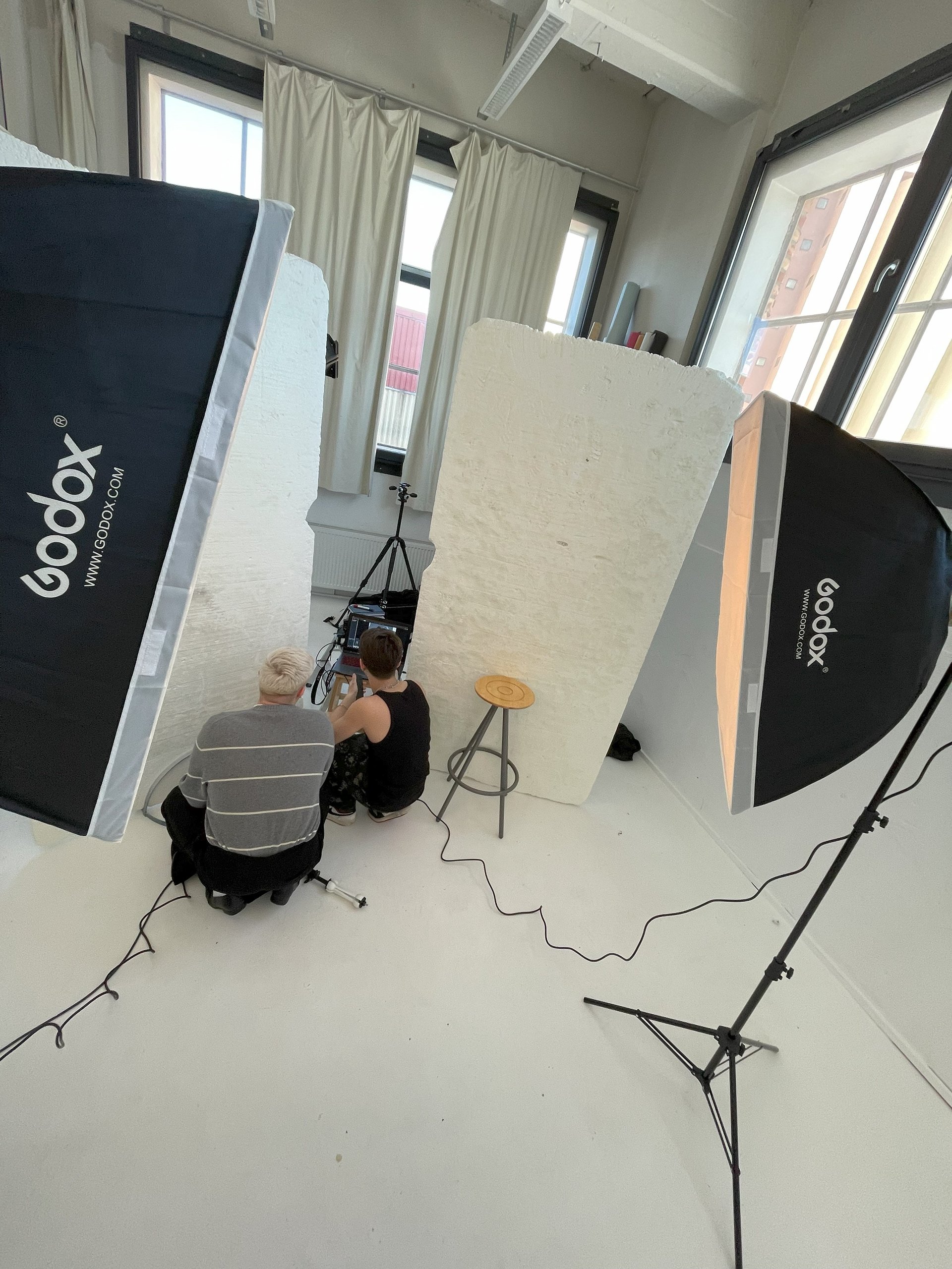 Bak scenen mens Storm og Fixation velger ut  bilder