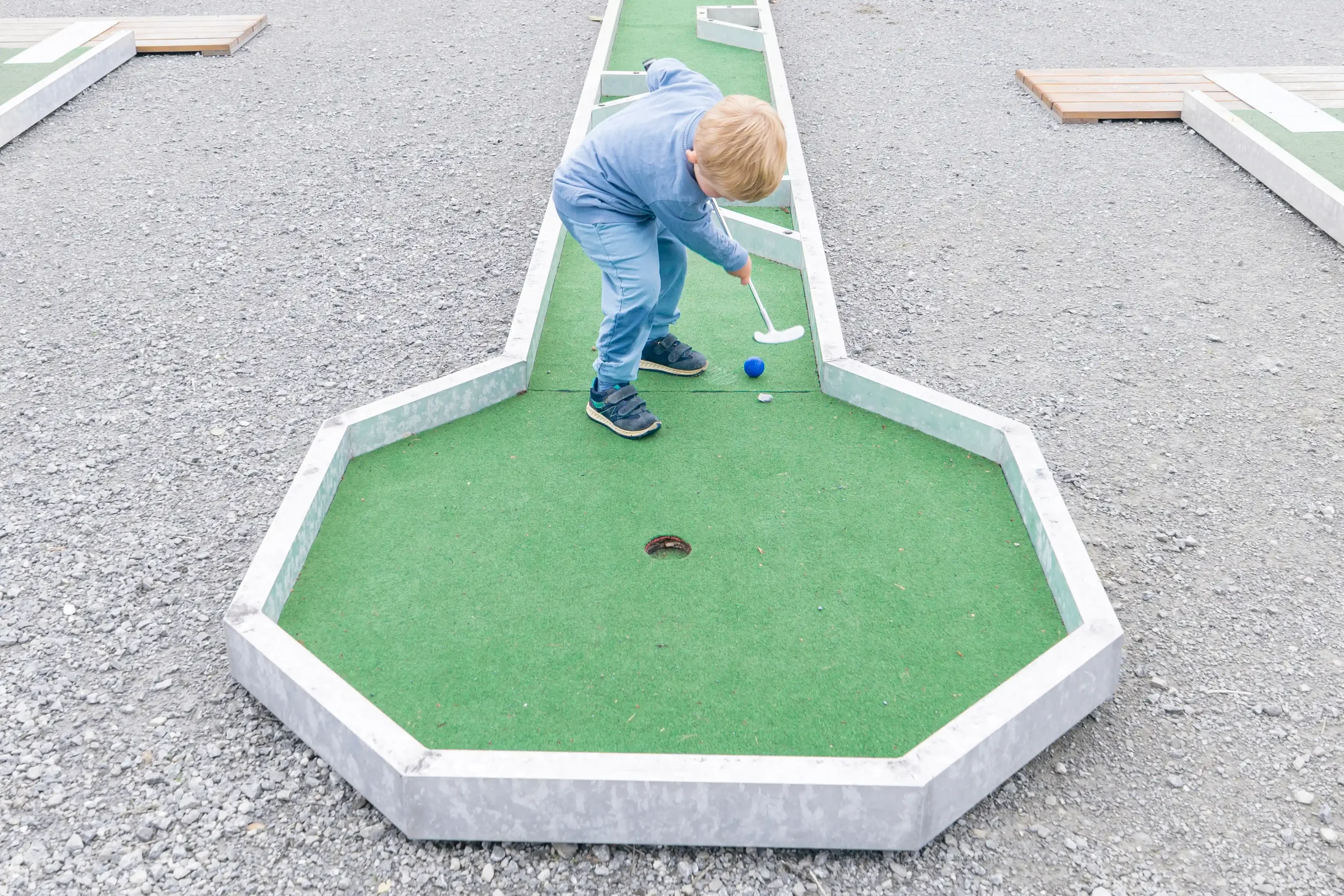 Miljøbilder av Steinkjer Camping sin minigolfbane. Foto: Scott Aune
