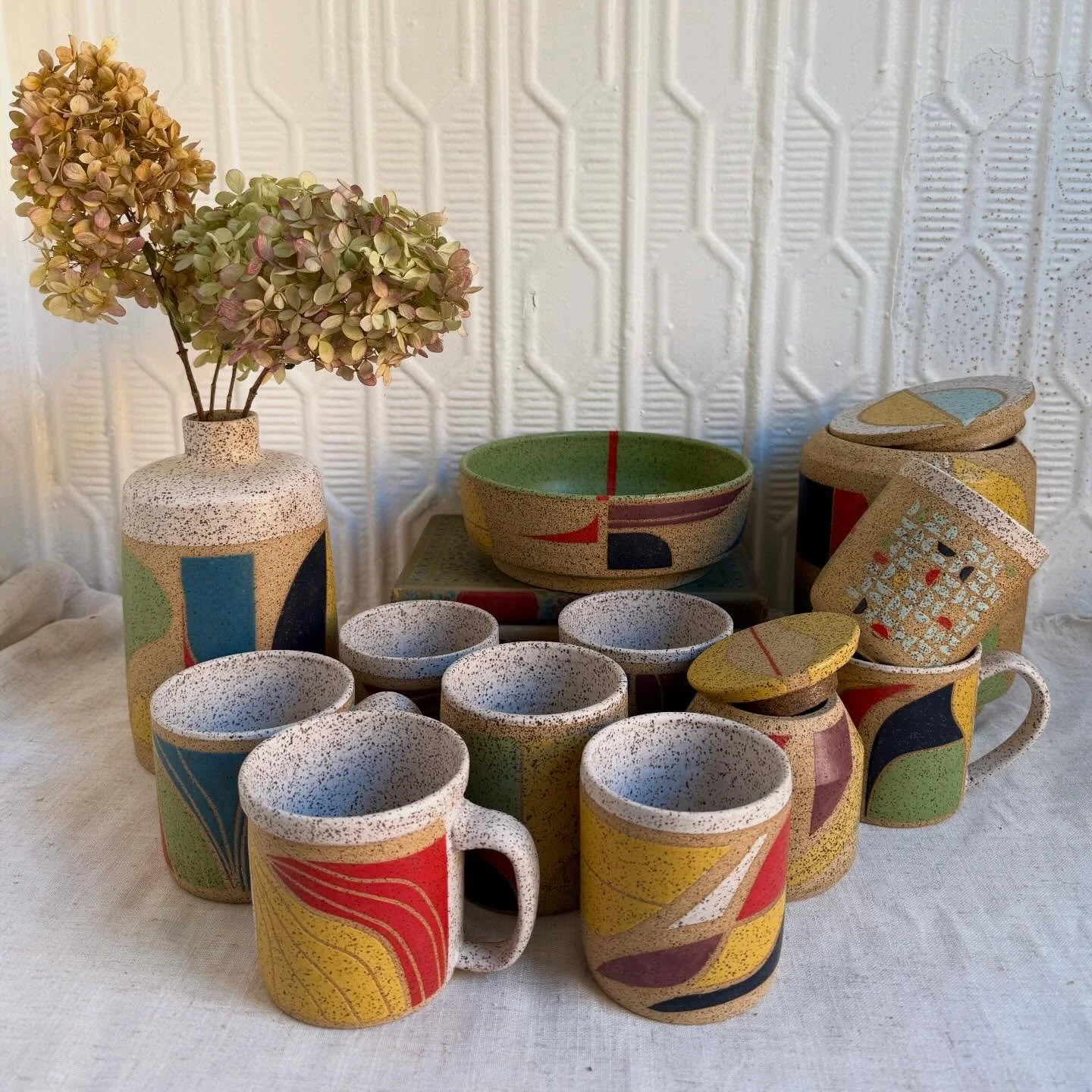 First Works of 2026 🏺
.
.
.
Set of satin matte glazes on speckled buff, all designs hand painted and unique. DM for info!