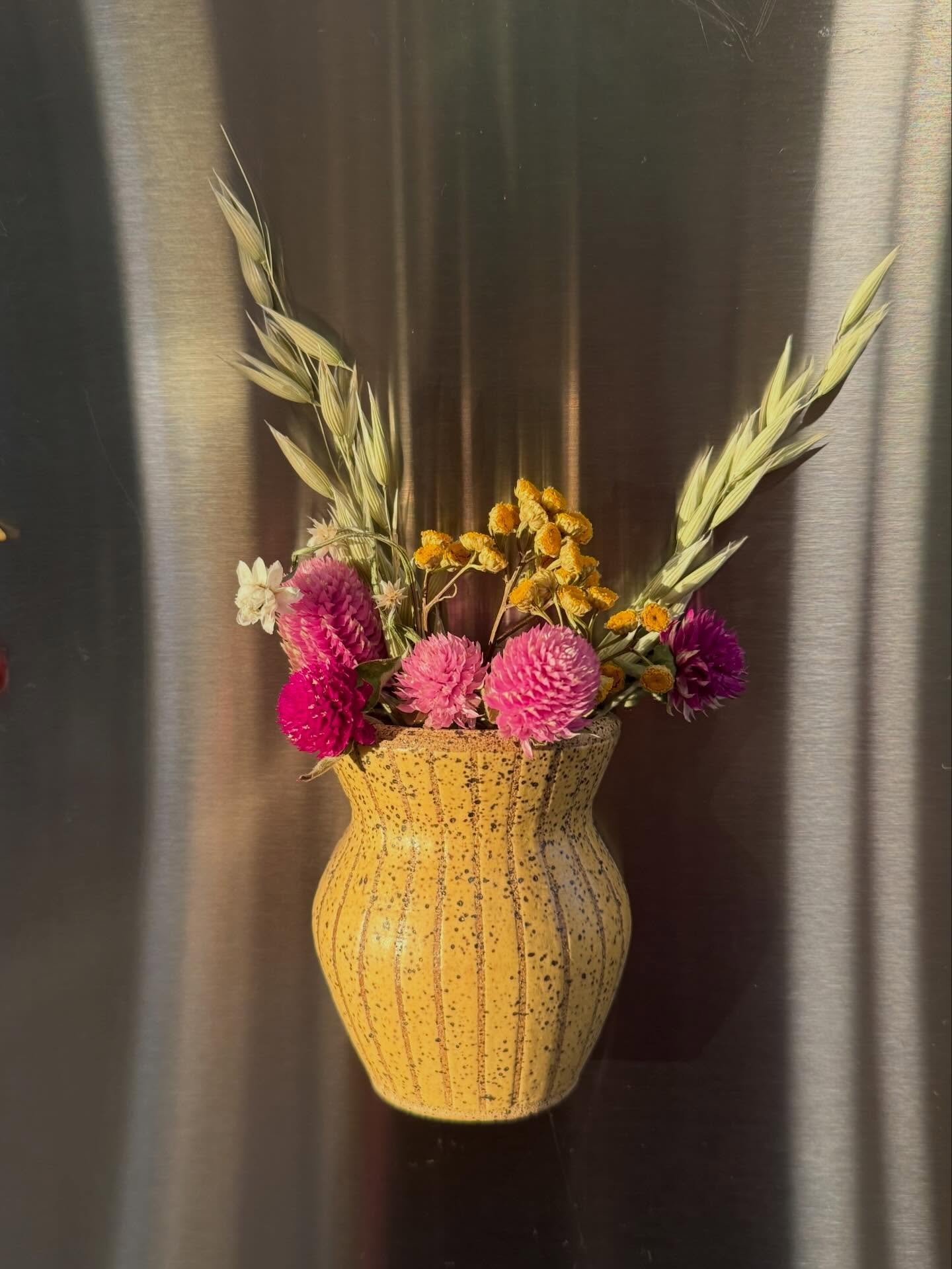 Loving these mini vase fridge magnets!