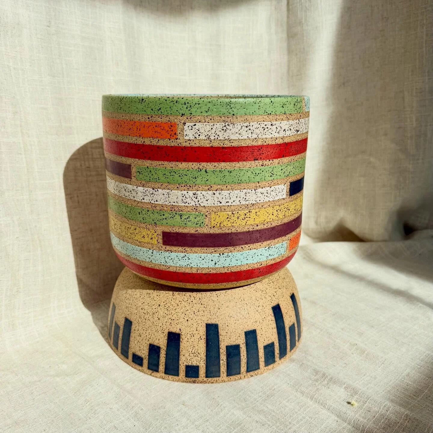 So much fun bringing this large colorful planter to life. Ready to be home to your next plant baby 🌱
.
.
.
.
#ceramics #speckledclay #ceramicplanter #pottery