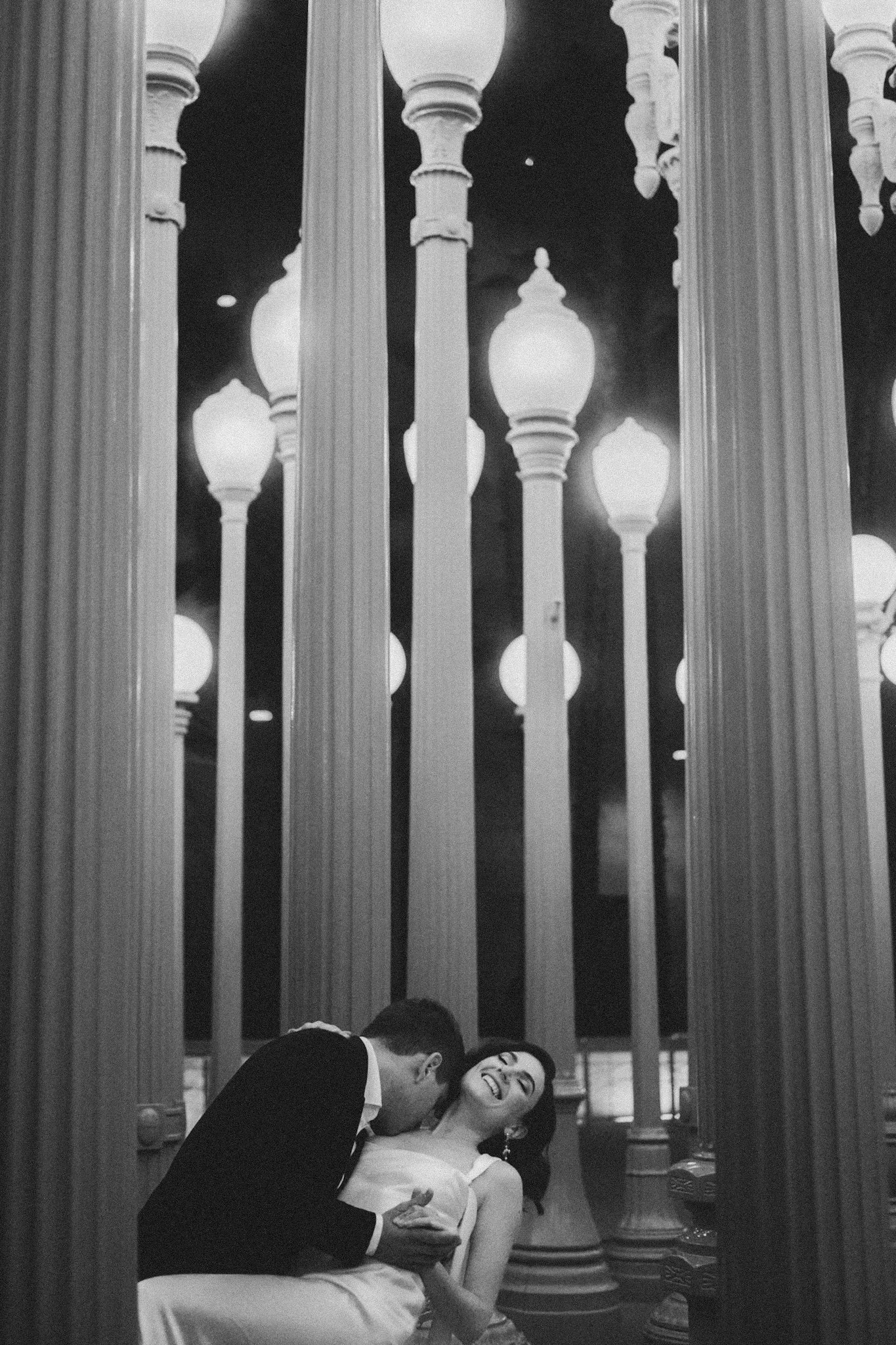 Hochzeitspaar, das lacht und tanzt.