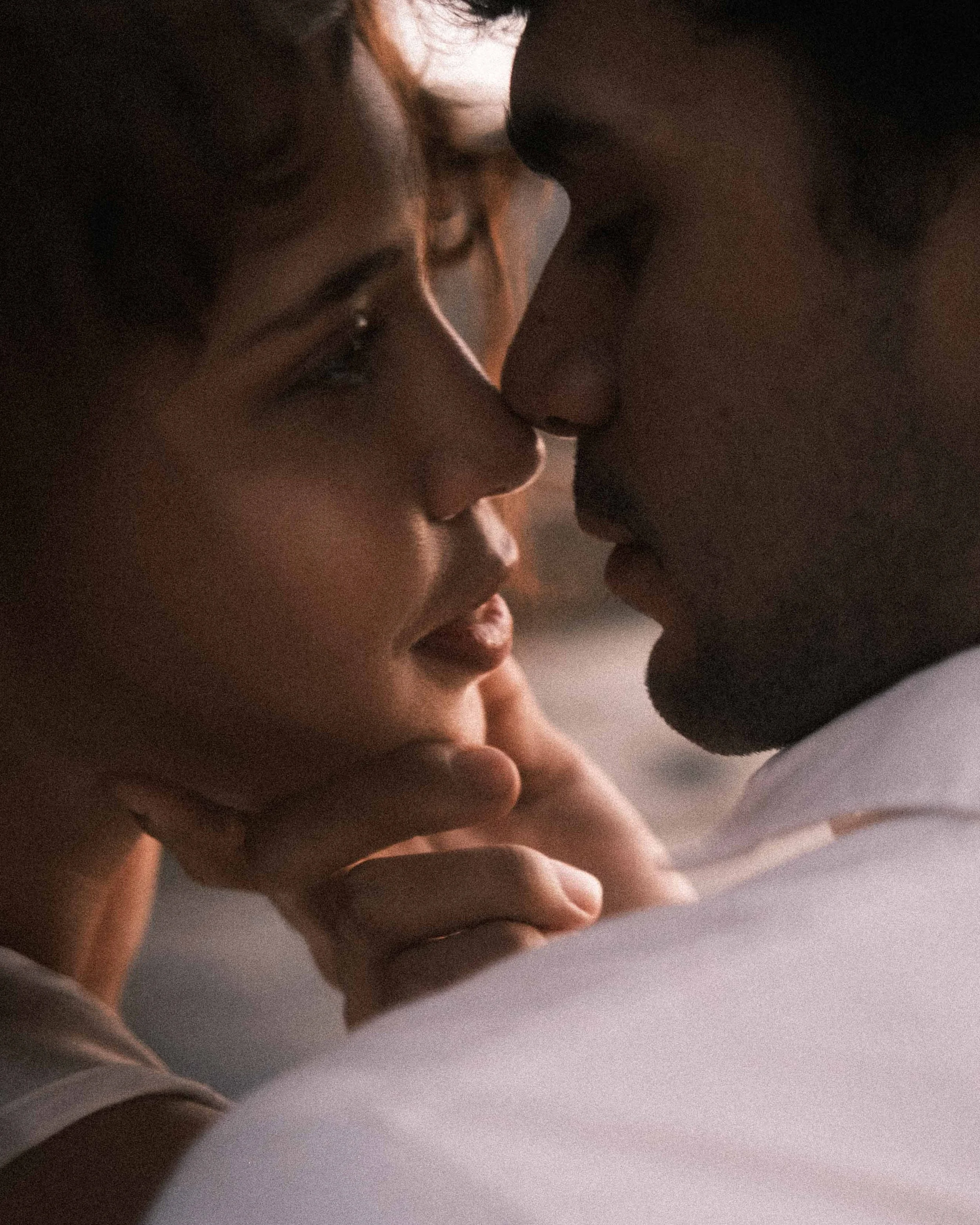 Verliebtes Paar, das sich in die Augen schaut.