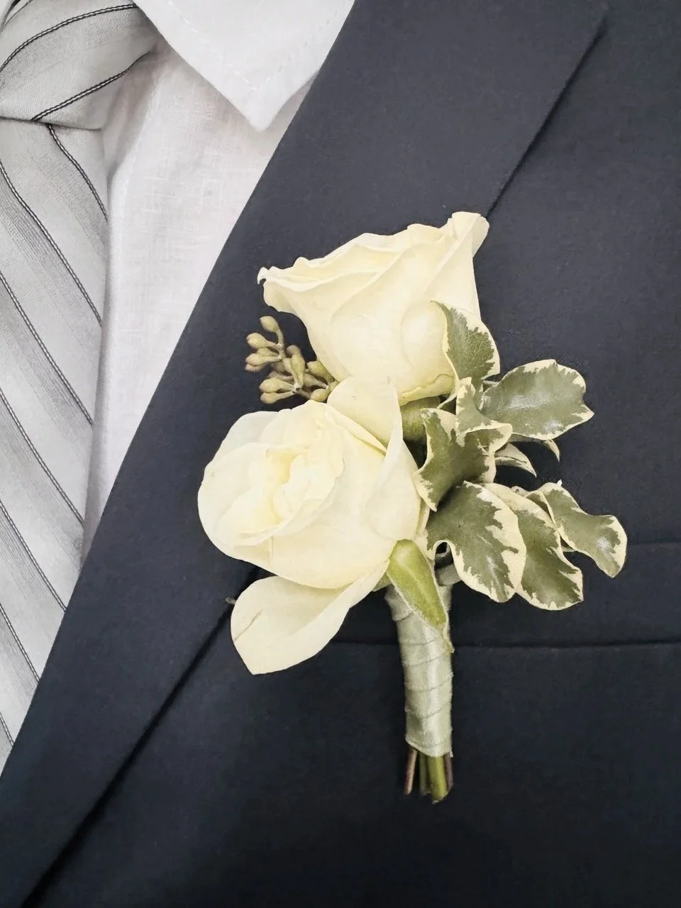 simply-florals-atlanta-white-cream-boutonniere.jpg