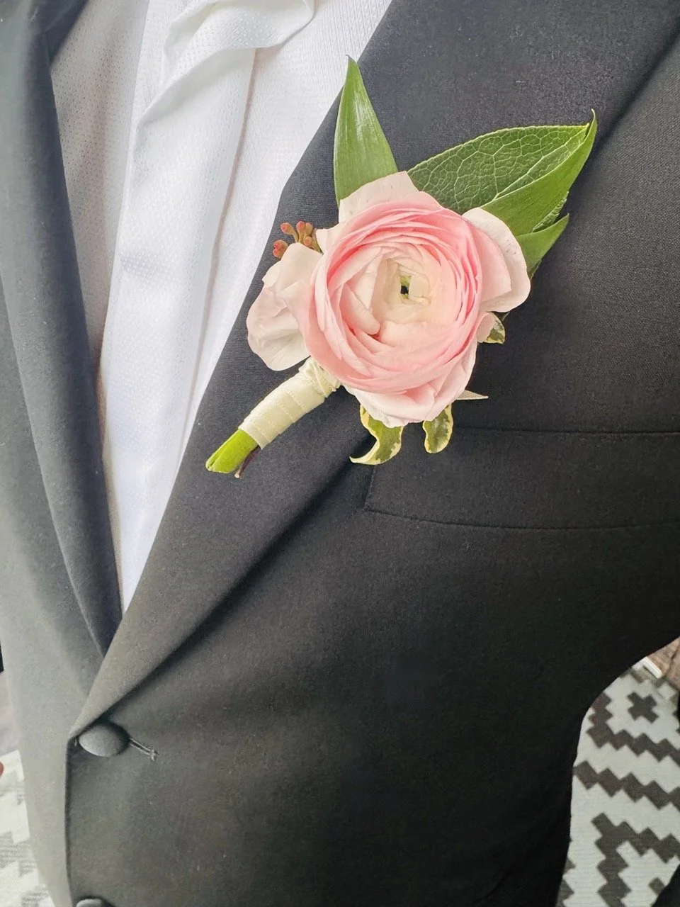simply-florals-atlanta-boutonnieres-for-wedding-party.jpeg