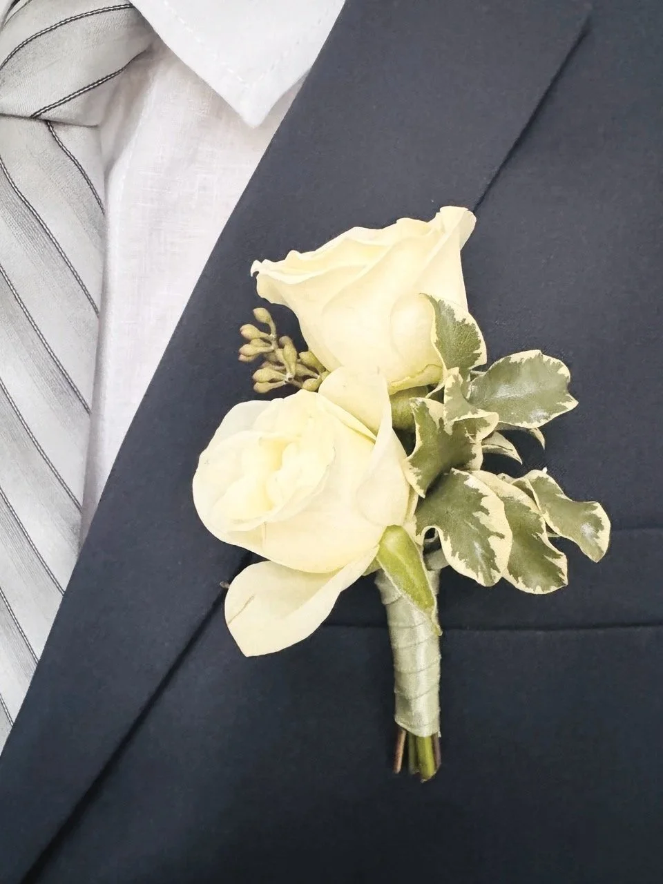 simply-florals-atlanta-white-cream-boutonniere.jpg
