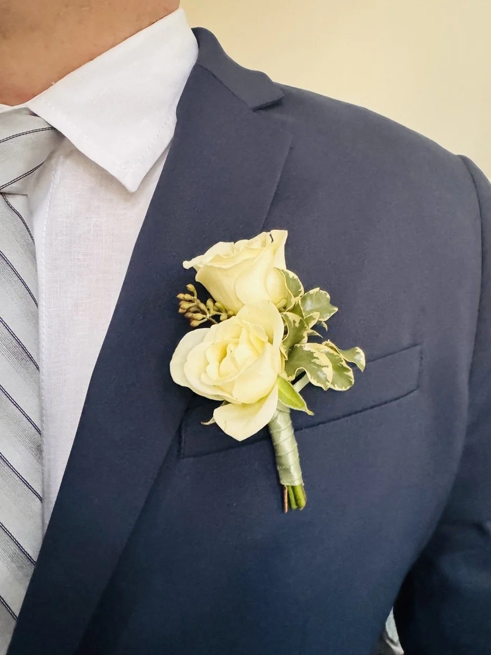 simply-florals-atlanta-boutonniere-grooms-cream.jpeg