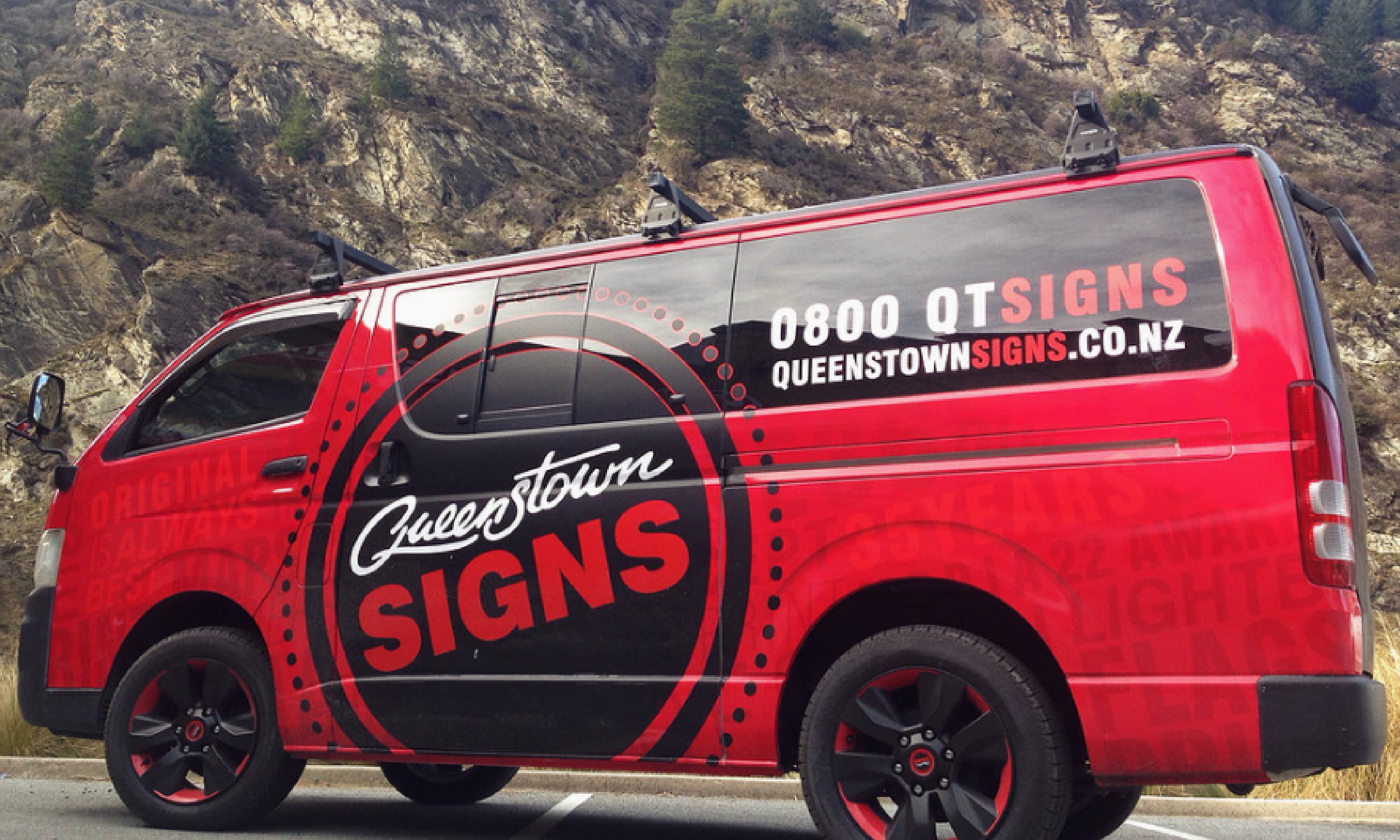 Queenstown signs.png