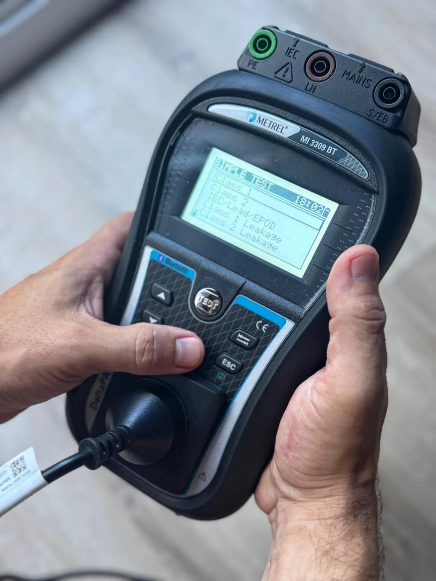 📋 One of the most common questions we get asked:
&ldquo;How often do I actually need to get my appliances tested?&rdquo;
Honest answer? It depends. Here&rsquo;s a quick breakdown:
🏗️ Construction sites: every 3 months
🏭 Factories &amp; workshops: 