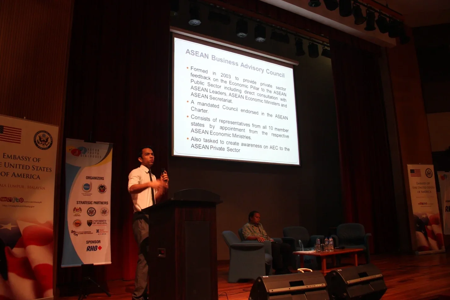 Perlunya Siswa Did edahkan dengan Pengetahuan Serantau ASEAN — Belia Malaysia, November 2014.