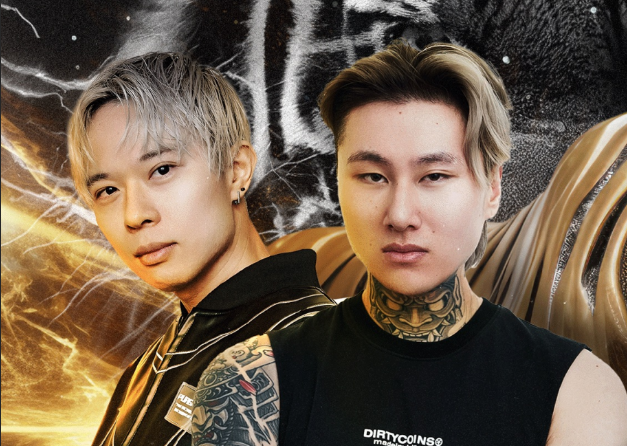 Deux jeunes hommes posant devant un fond artistique représentant un tigre et des éclairs lumineux.