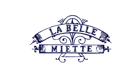 Decorative sign with the message 'Il La Belle La Belle' and 'Mettete' in stylized blue text.