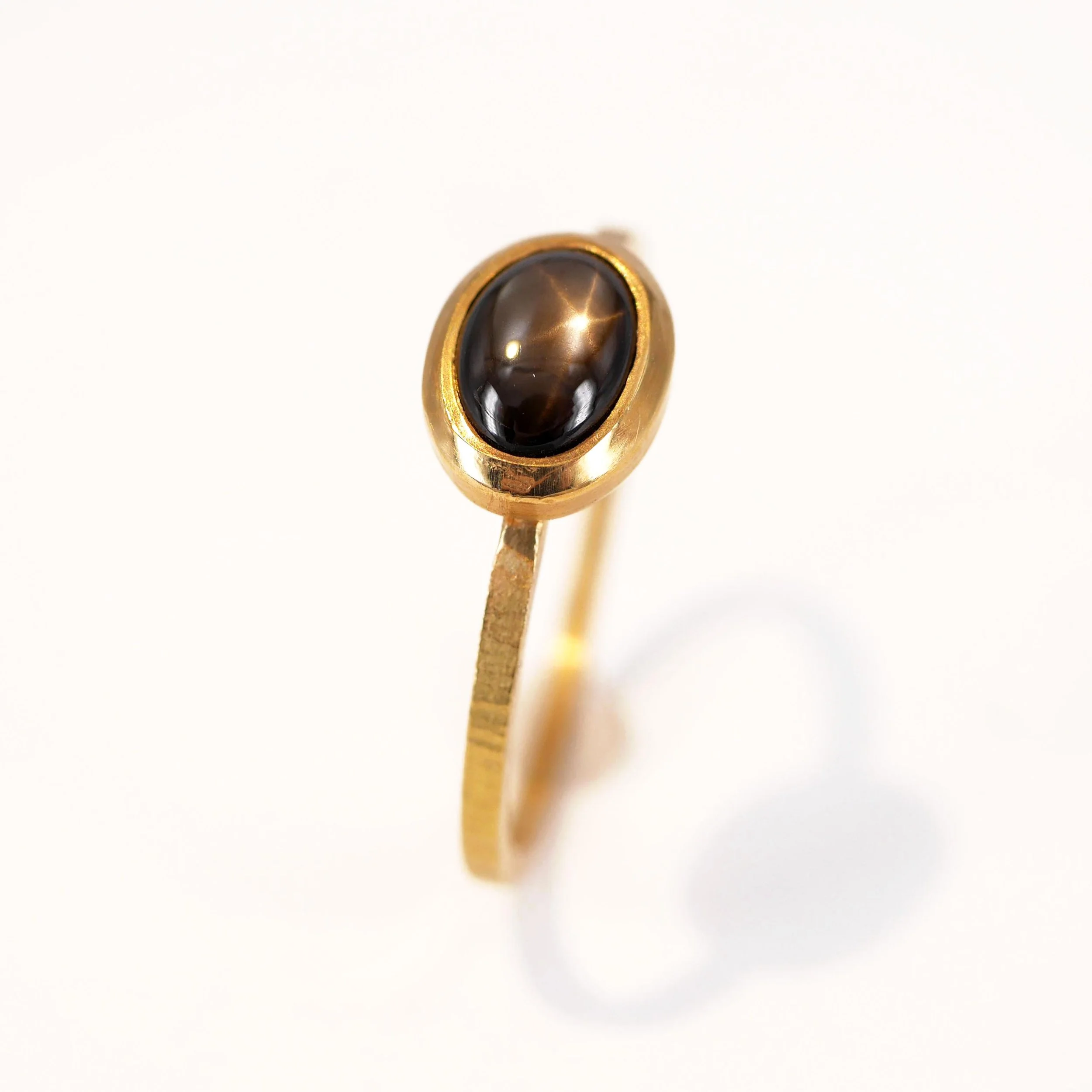 750er Gelbgold mit Sternsaphir