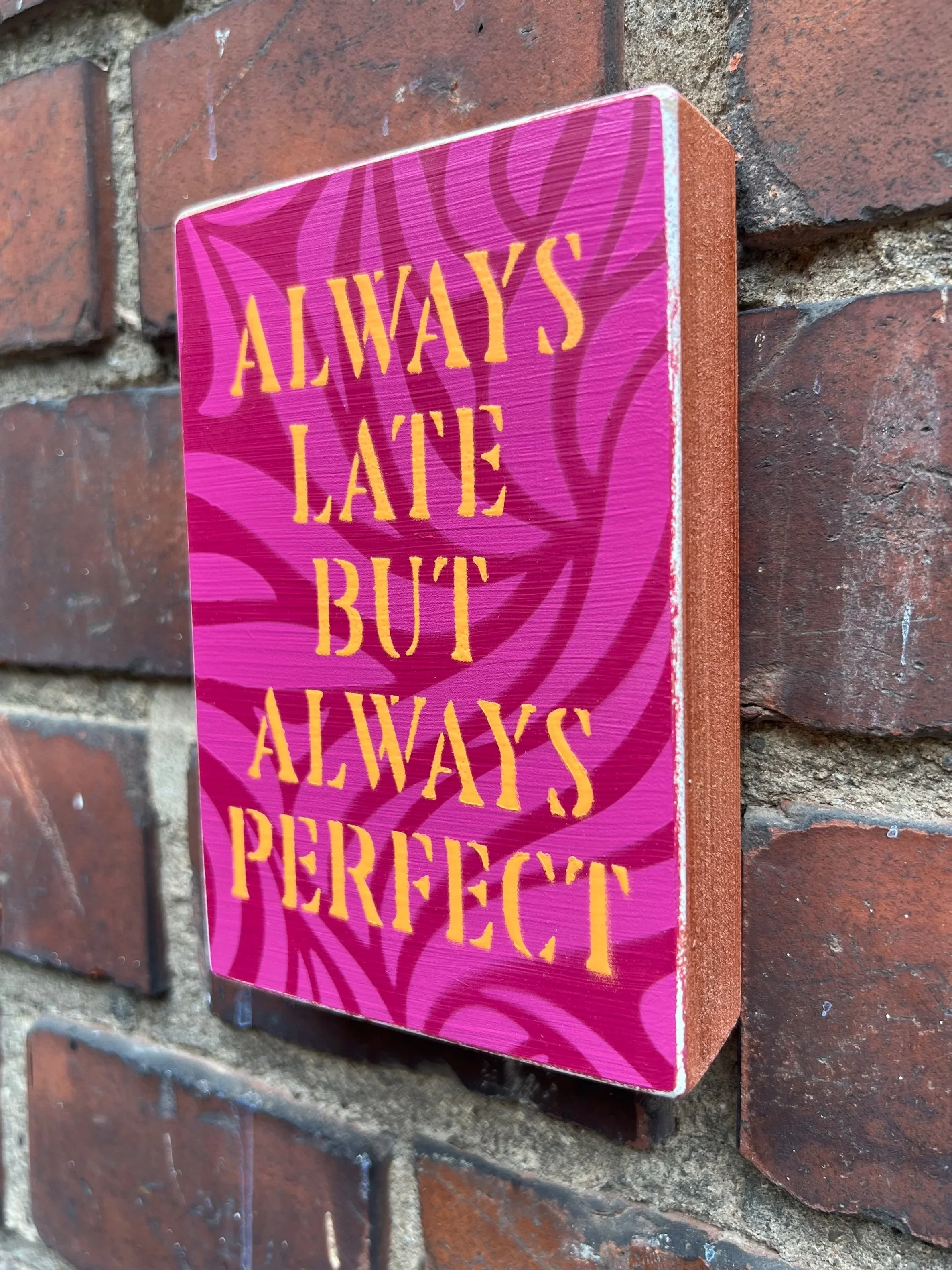 Gesprühter Spruch auf 10x15cm. Für die Wand oder auch zum Hinstellen. Jedes ein Einzelstück.