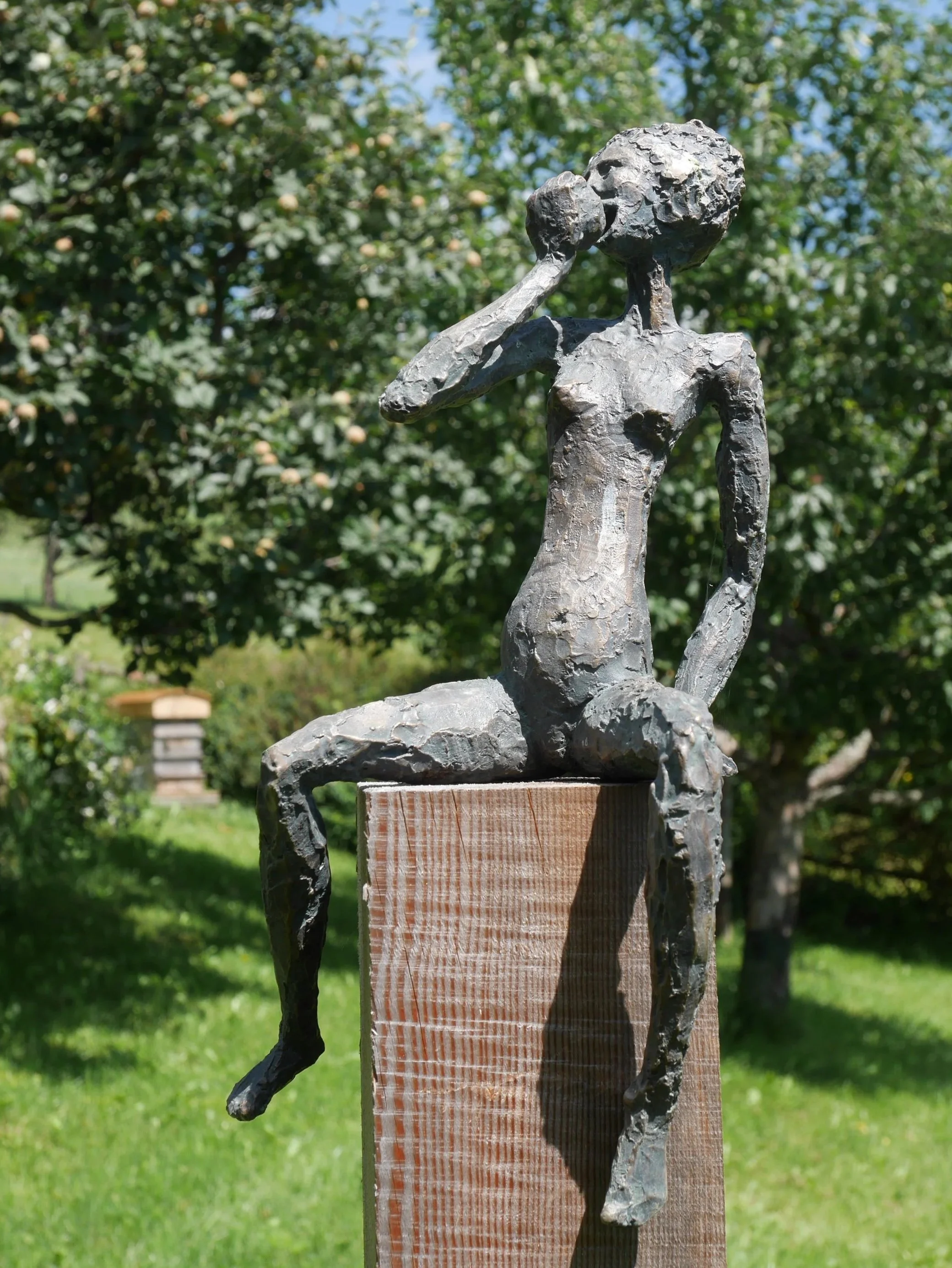 Die Apfelessende
"Über Rosen läßt sich dichten, in die Äpfel muss man beißen." (Zitat: Goethe, Faust) (Auflage erfüllt)