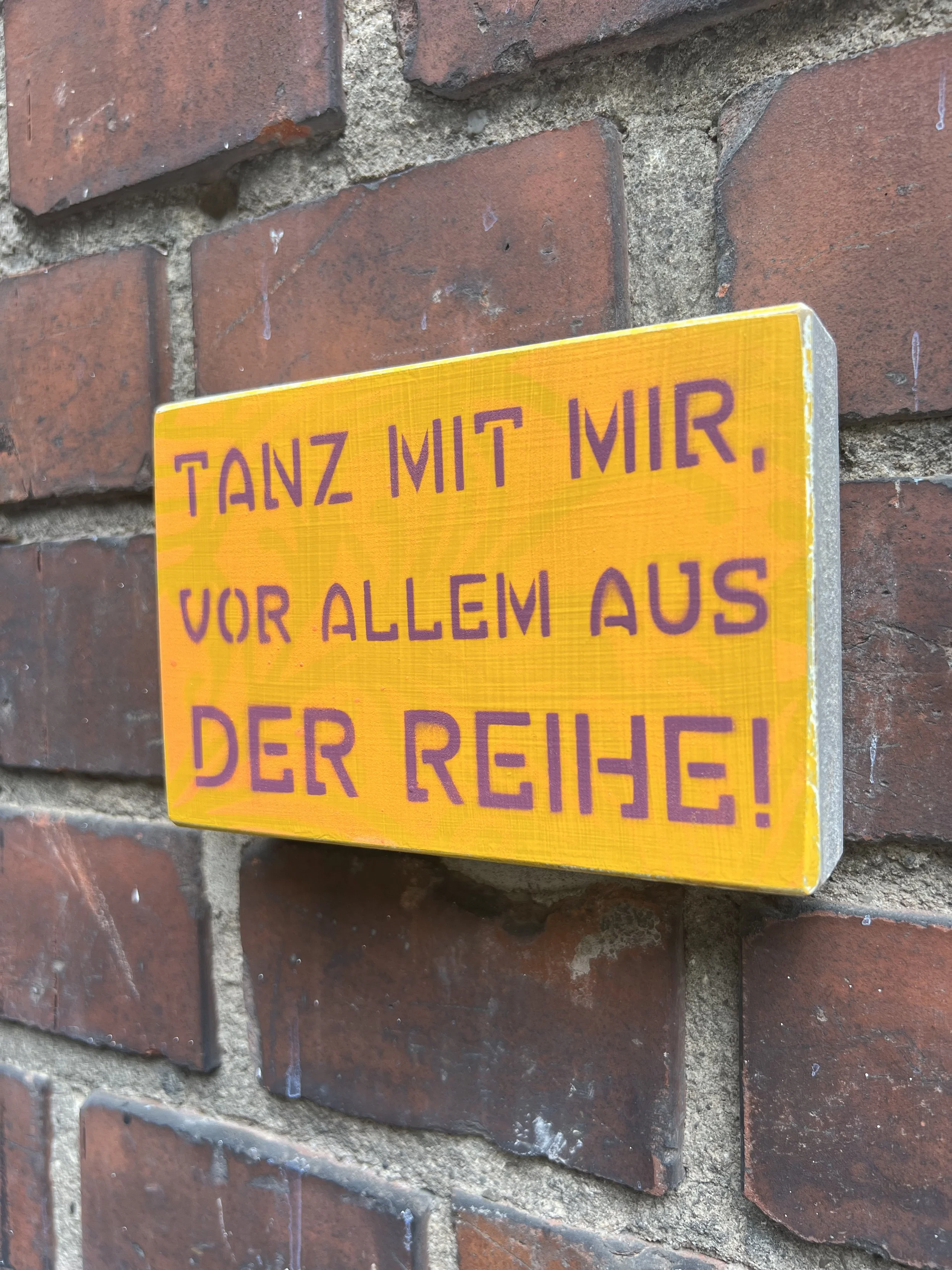 Gesprühter Spruch auf 15x10cm. Für die Wand oder auch zum Hinstellen. Jedes ein Einzelstück.