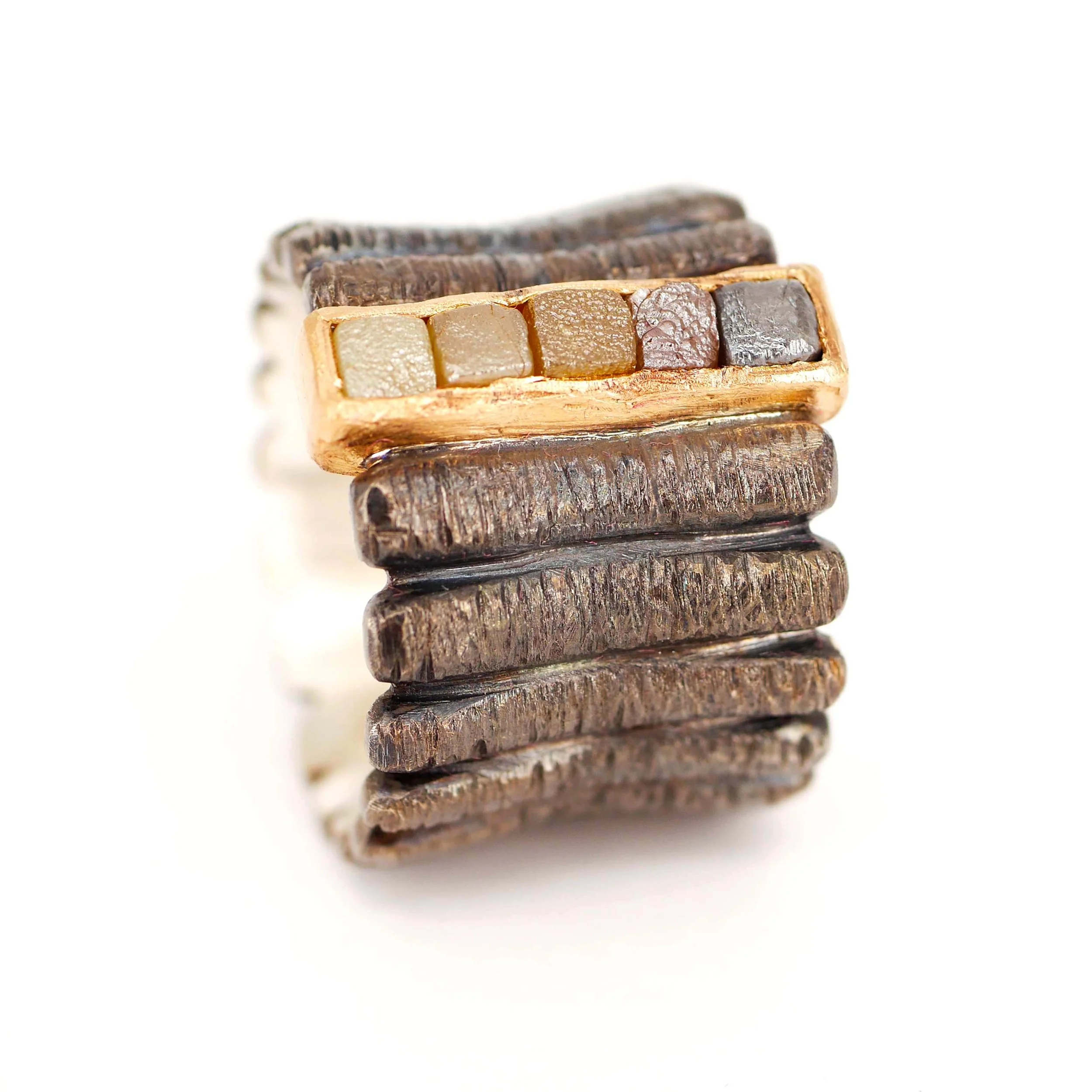 "Stäbchen" 925er Silber geschwärzt mit 5 Rohdiamanten in 750er Gelbgold gefasst