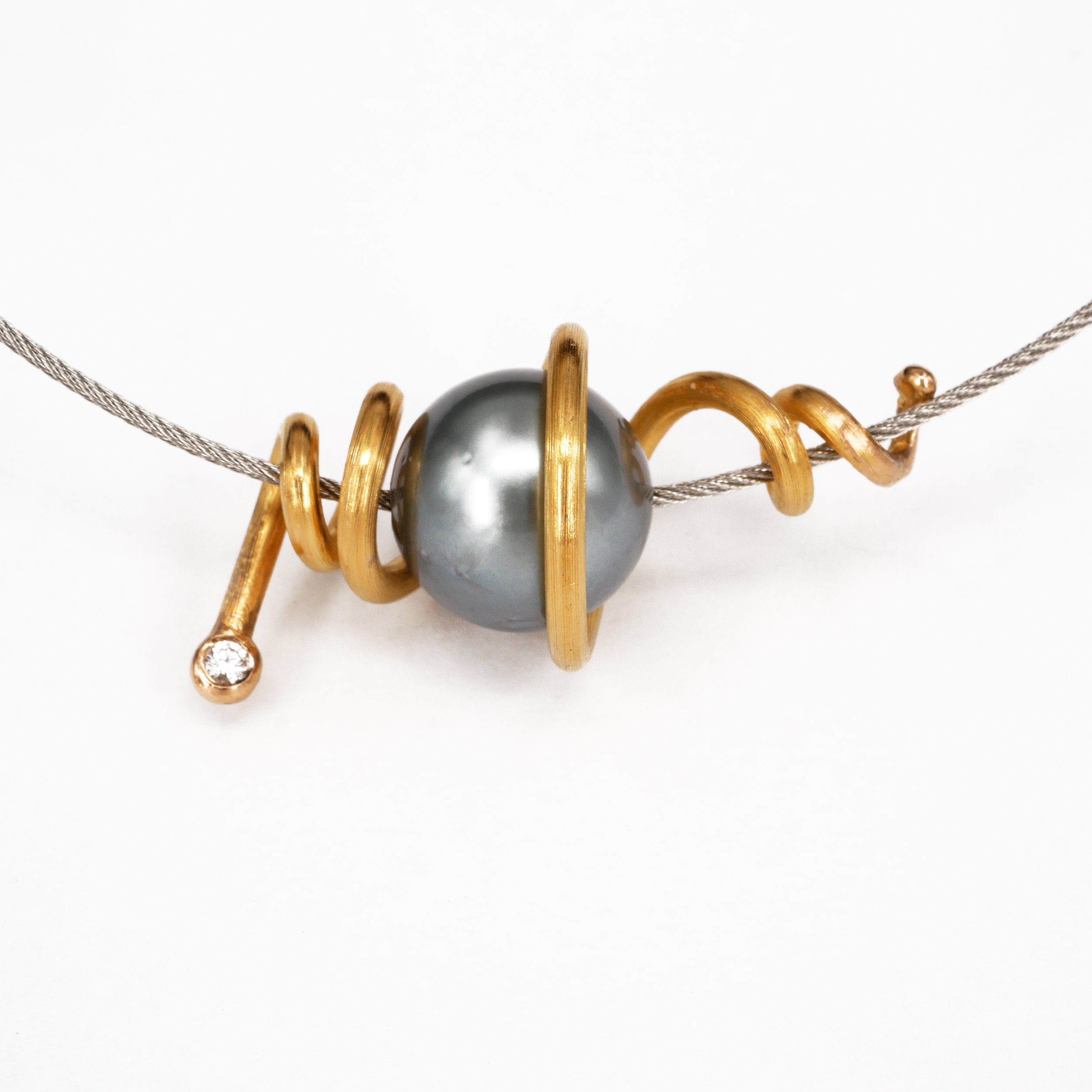 "Rebe" 900er Gelbgold mit Thaitiperle und Brillant auf Stahlseil
