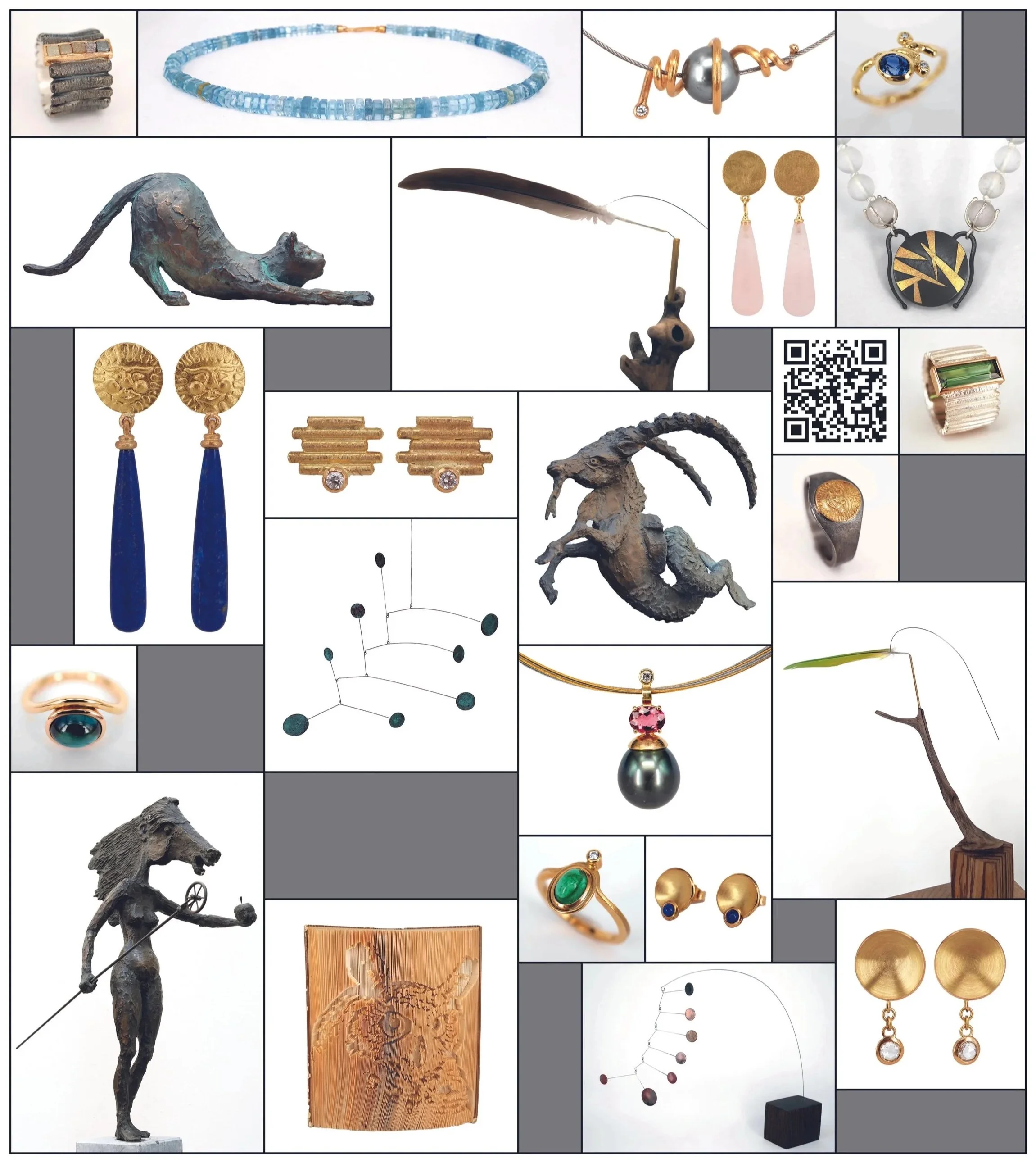 Verschiedene Schmuckstücke, Skulpturen und Kunstwerke, darunter Ringe, Halsketten, Ohrringe, eine Skulptur eines streckenden Katzen, ein Drachenmodell, eine Frau mit einem Hut, eine abstrakte Metallskulptur, eine Metall-Eule und weitere künstlerische Objekte.