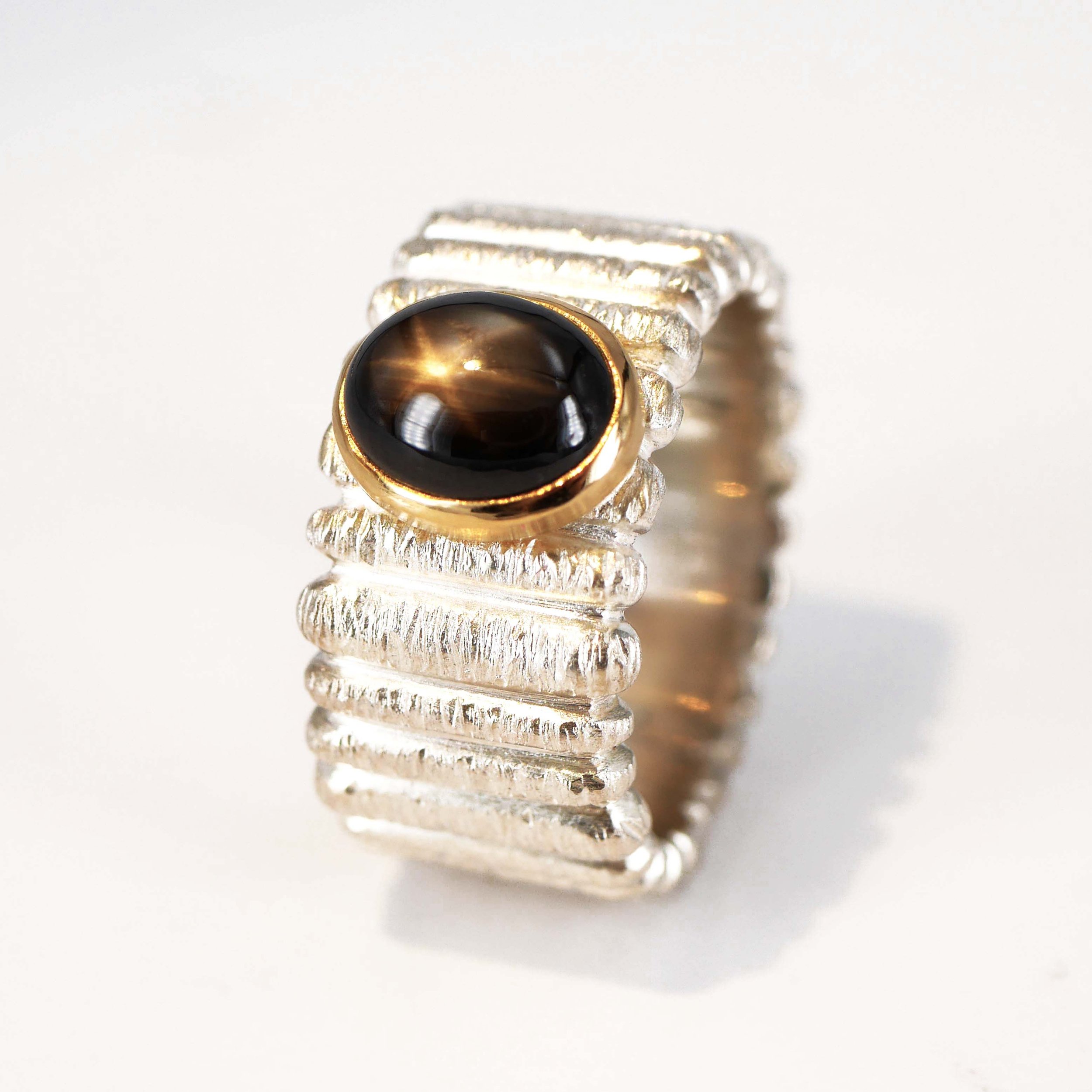 "Stäbchen" 925er Silber mit Sternsaphir in 750er Gelbgold gefasst