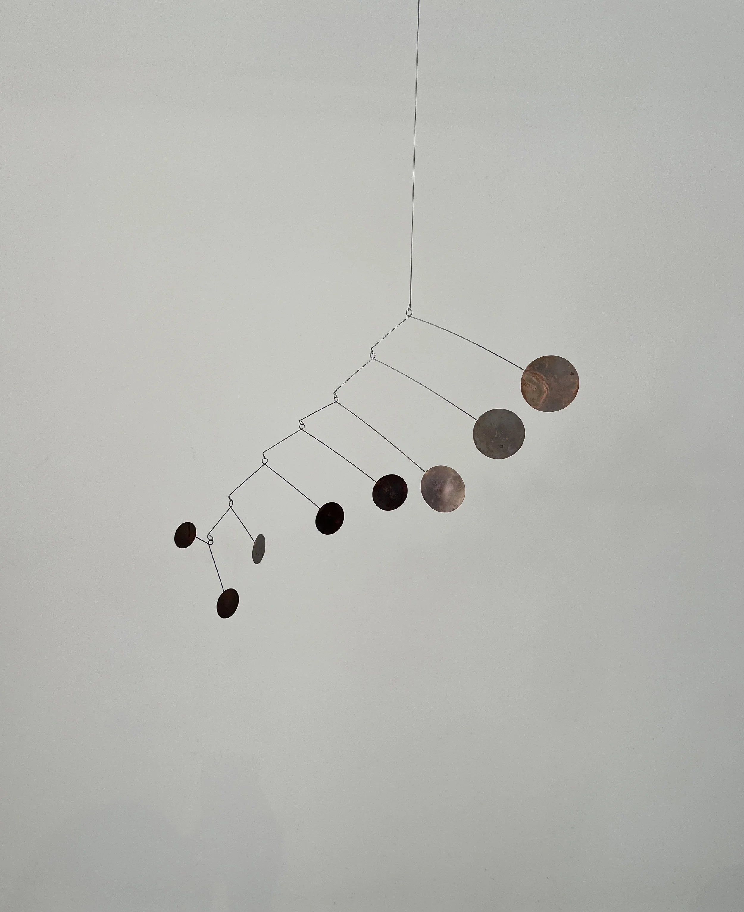 Mobile aus Federstahl und Messingplättchen