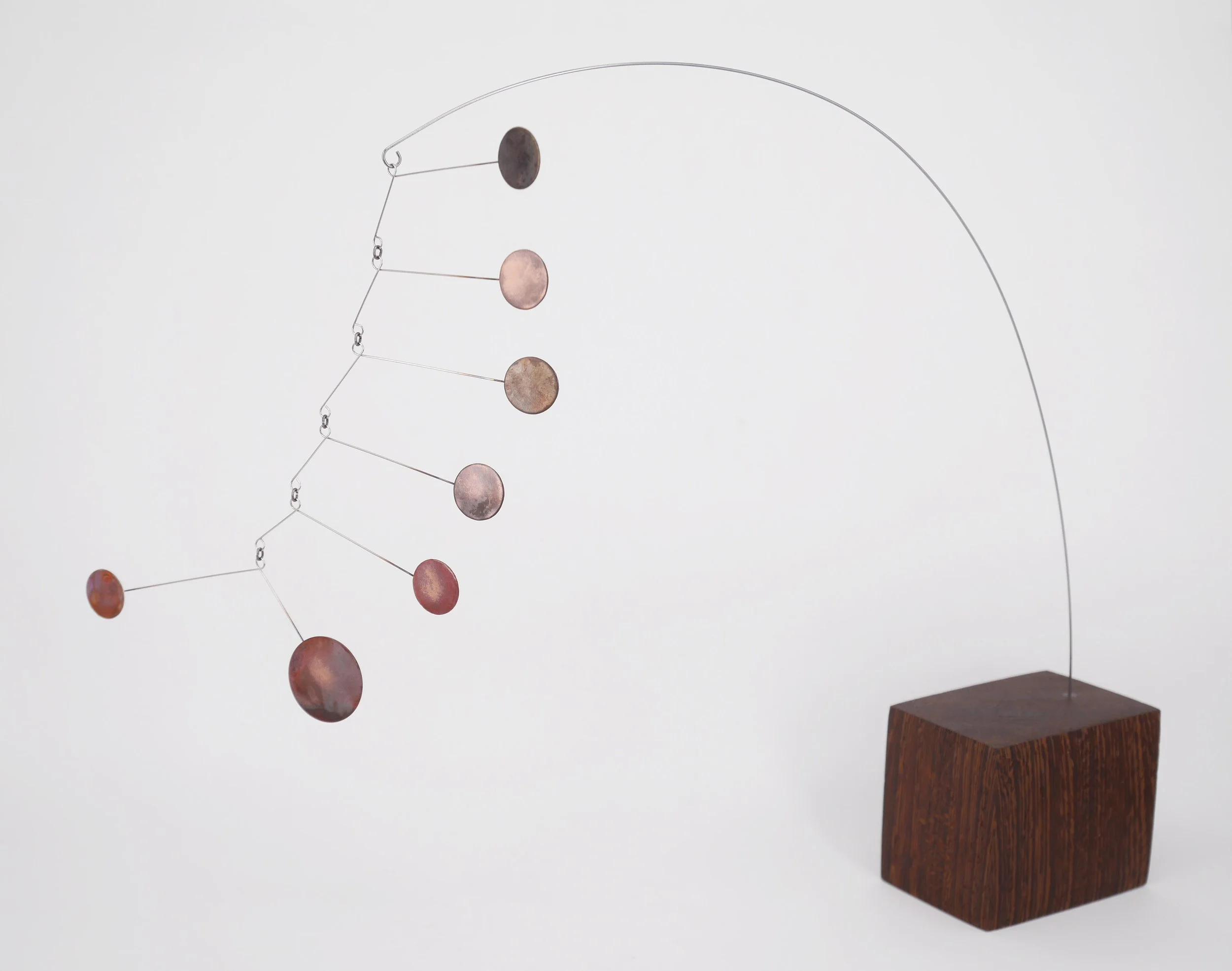 Metall Stabile 2 aus Kupferplättchen, Federstahl und einem Holzsockel. Höhe ca. 25cm