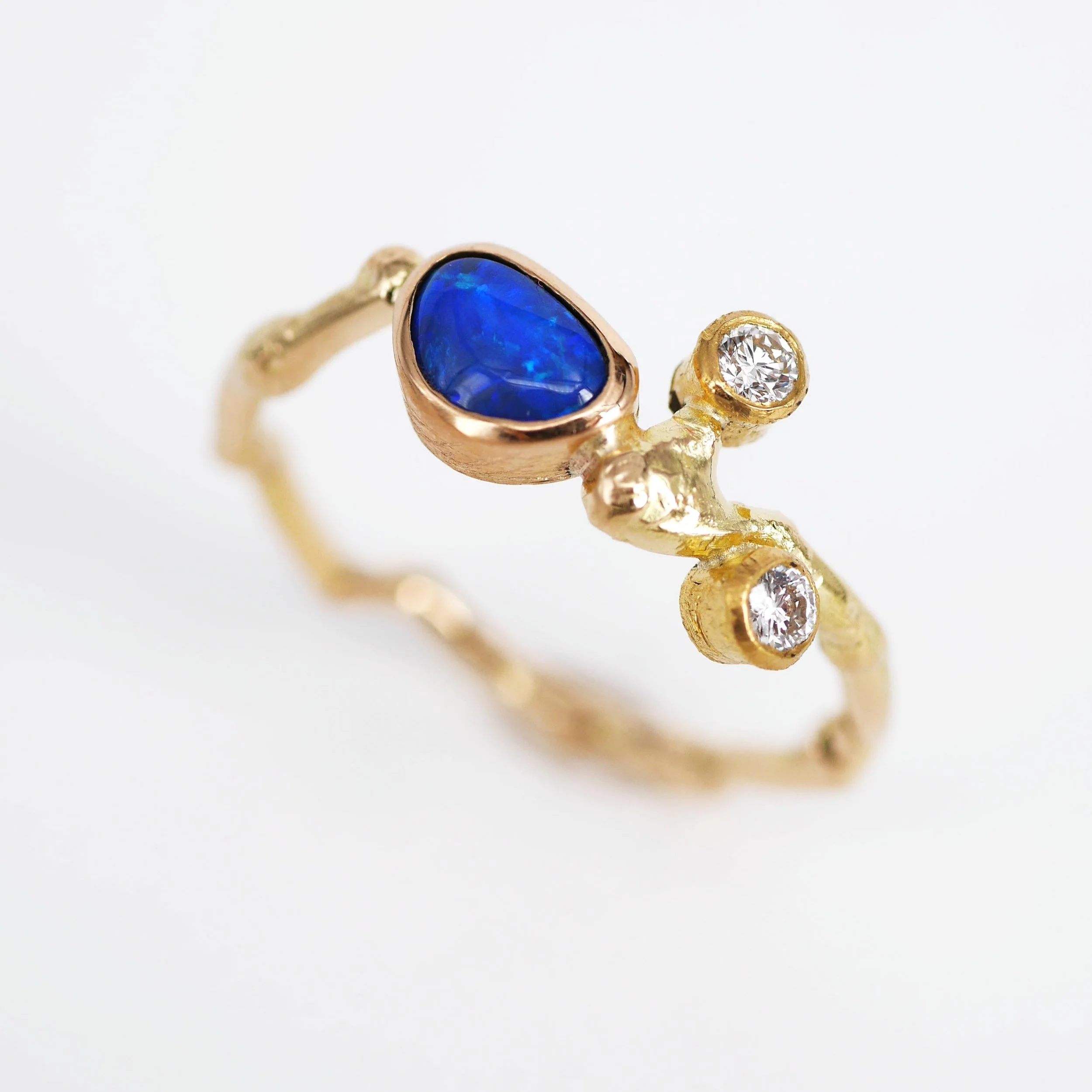 "Ast" 750er Gelbgold mit Schwarzopal und 2 Brillanten