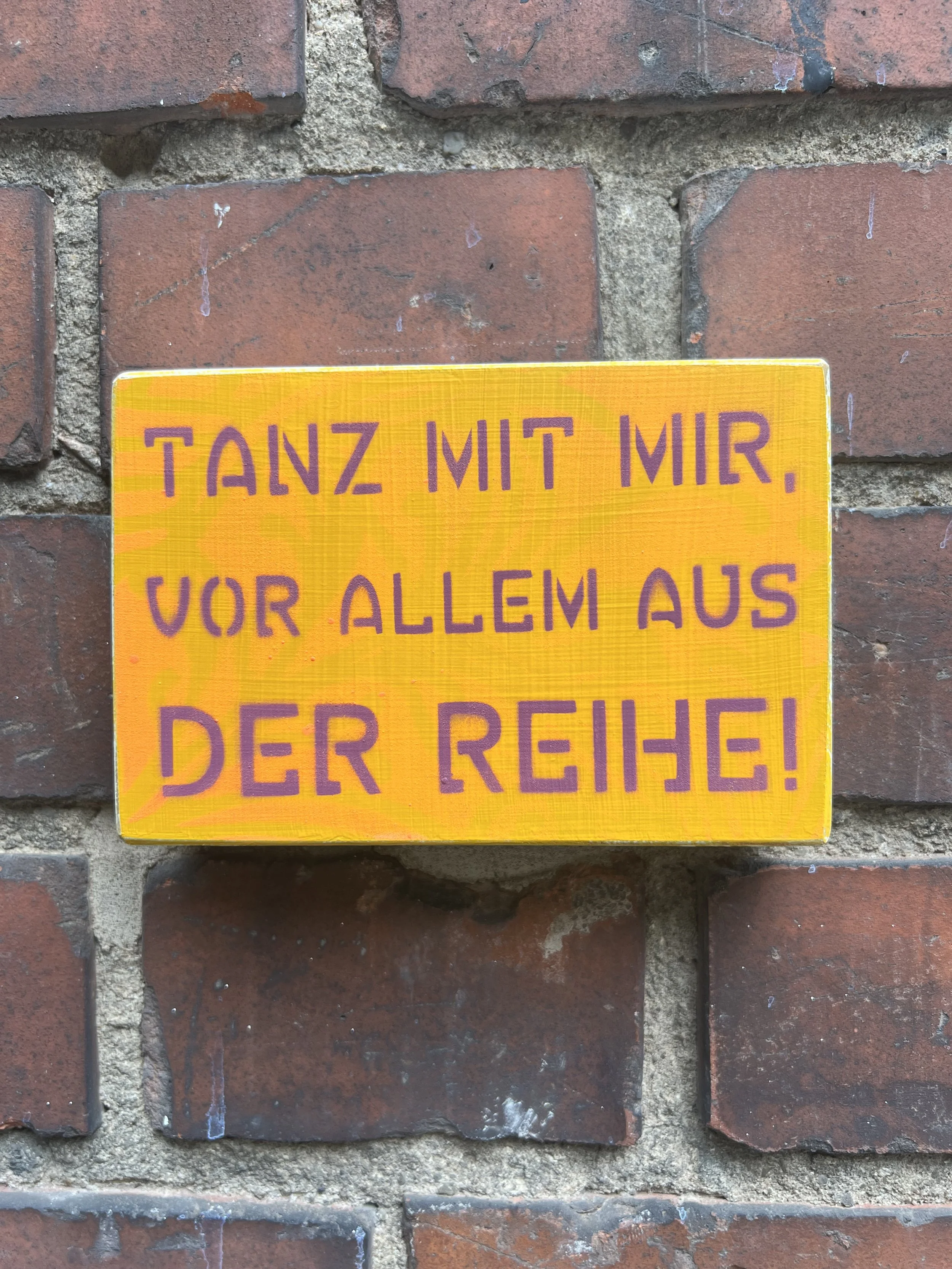 Gesprühter Spruch auf 15x10cm. Für die Wand oder auch zum Hinstellen. Jedes ein Einzelstück.