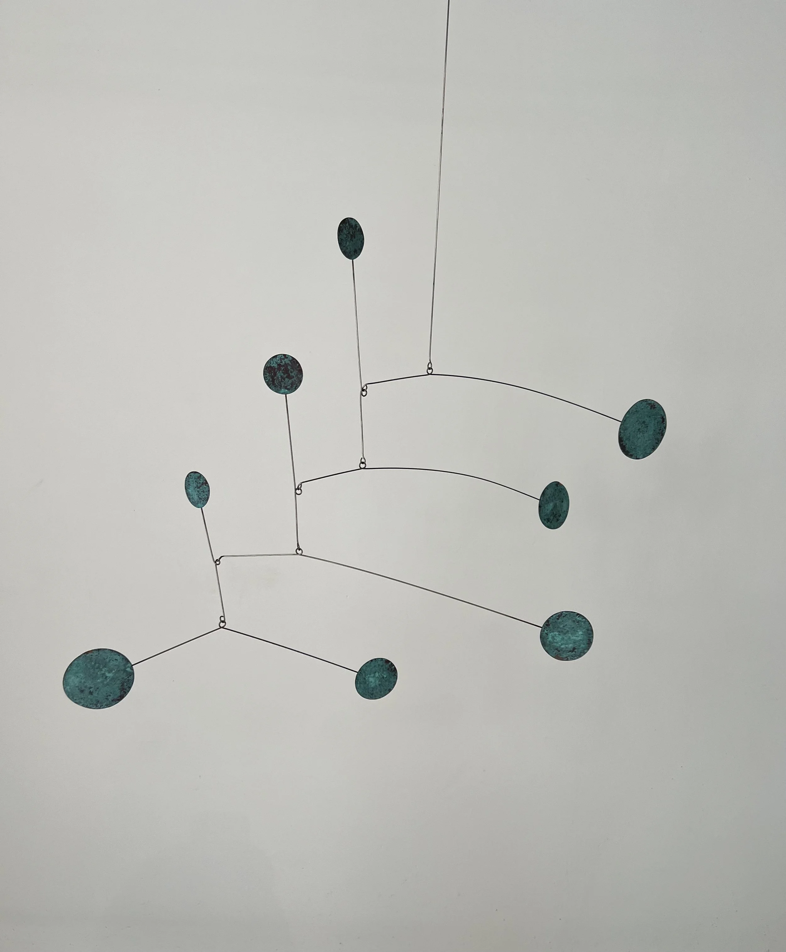 Mobile aus Federstahl und oxidierten Messingplättchen