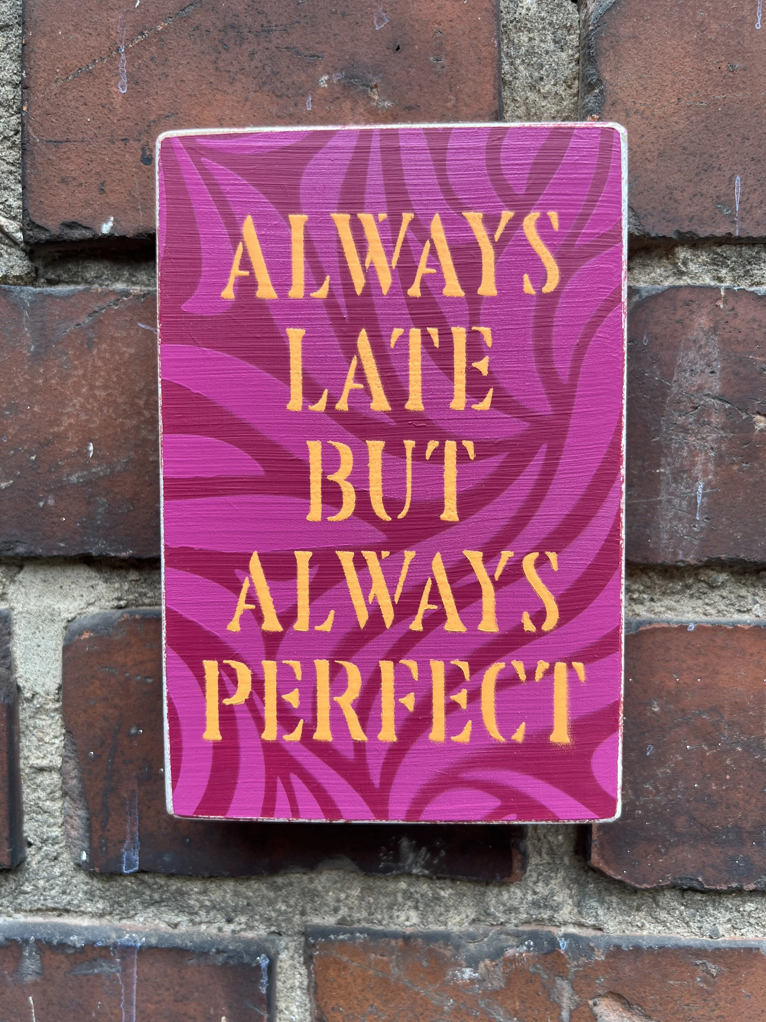 Gesprühter Spruch auf 10x15cm. Für die Wand oder auch zum Hinstellen. Jedes ein Einzelstück.