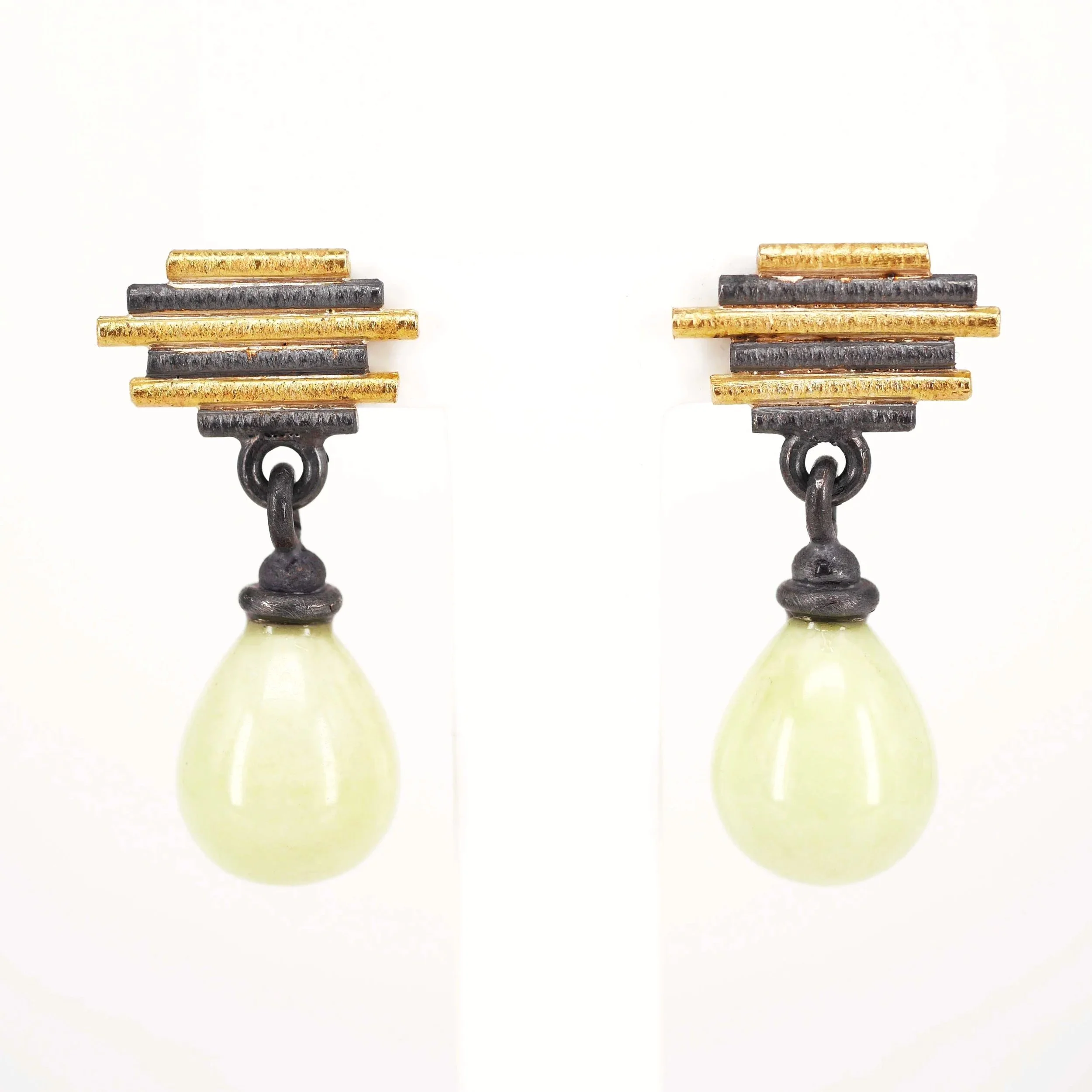 Ohrstecker mit gold- und silberfarbenen Streifen und einer perlenähnlichen Anhängerschleife