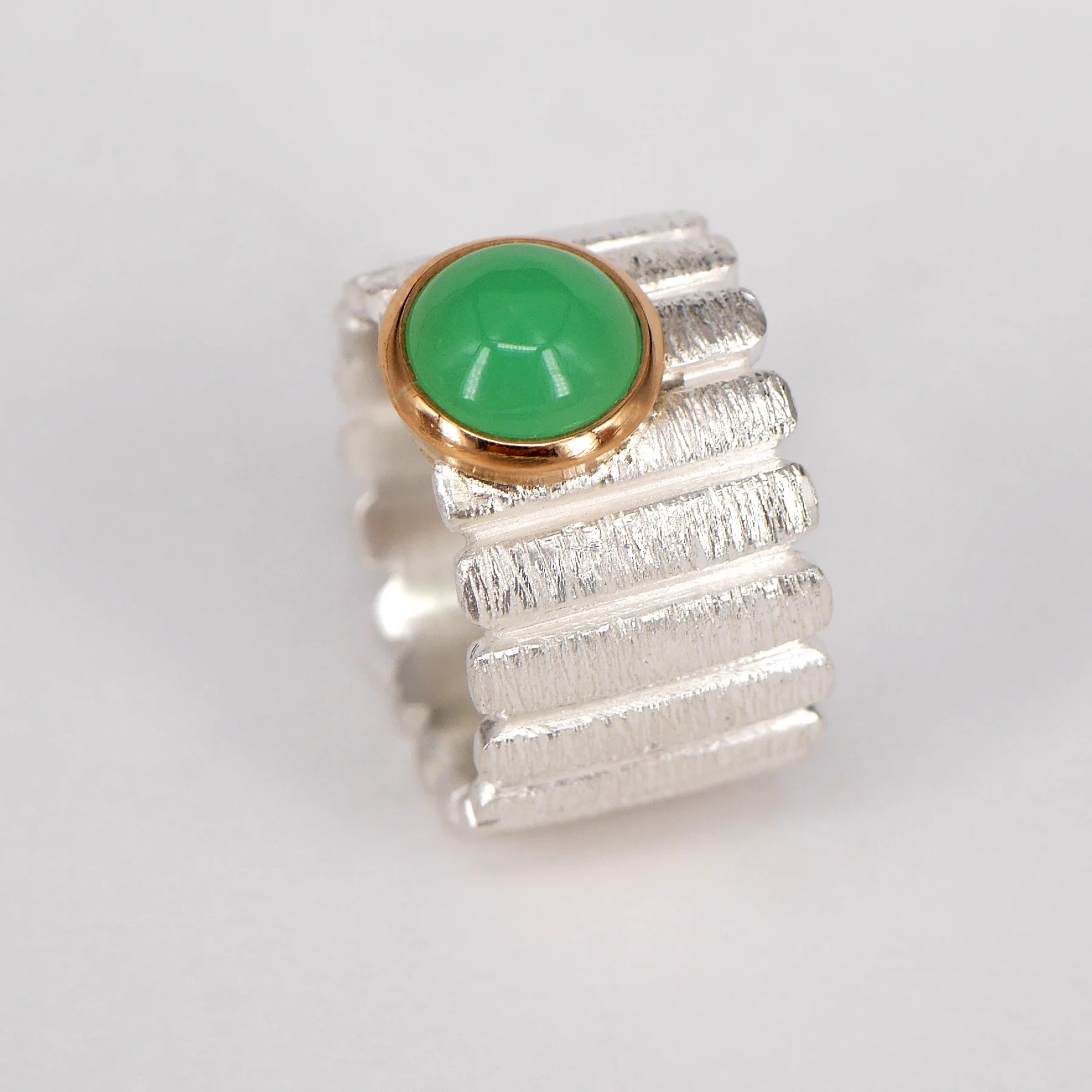 "Stäbchen" 925er Silber mit Chrysopras Cabochon in 900er Gelbgold gefasst