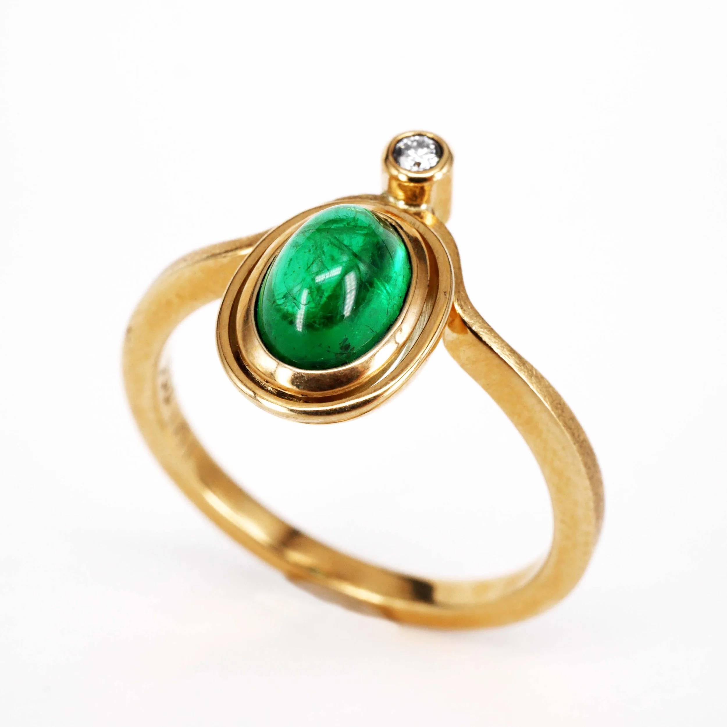 "Welle" 750er Gelbgold mit Smaragd Cabochon und Brillant