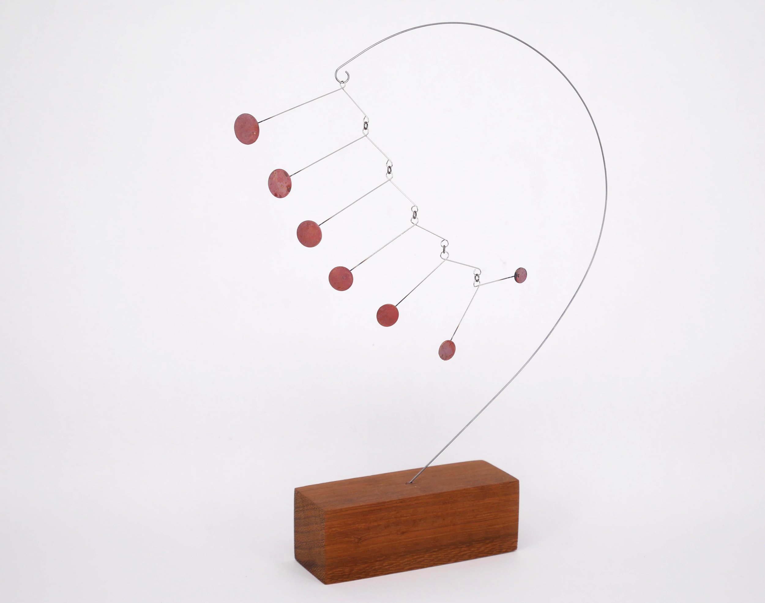 Metall Stabile 1 aus Kupferplättchen, Federstahl und einem Holzsockel. Höhe ca. 25cm