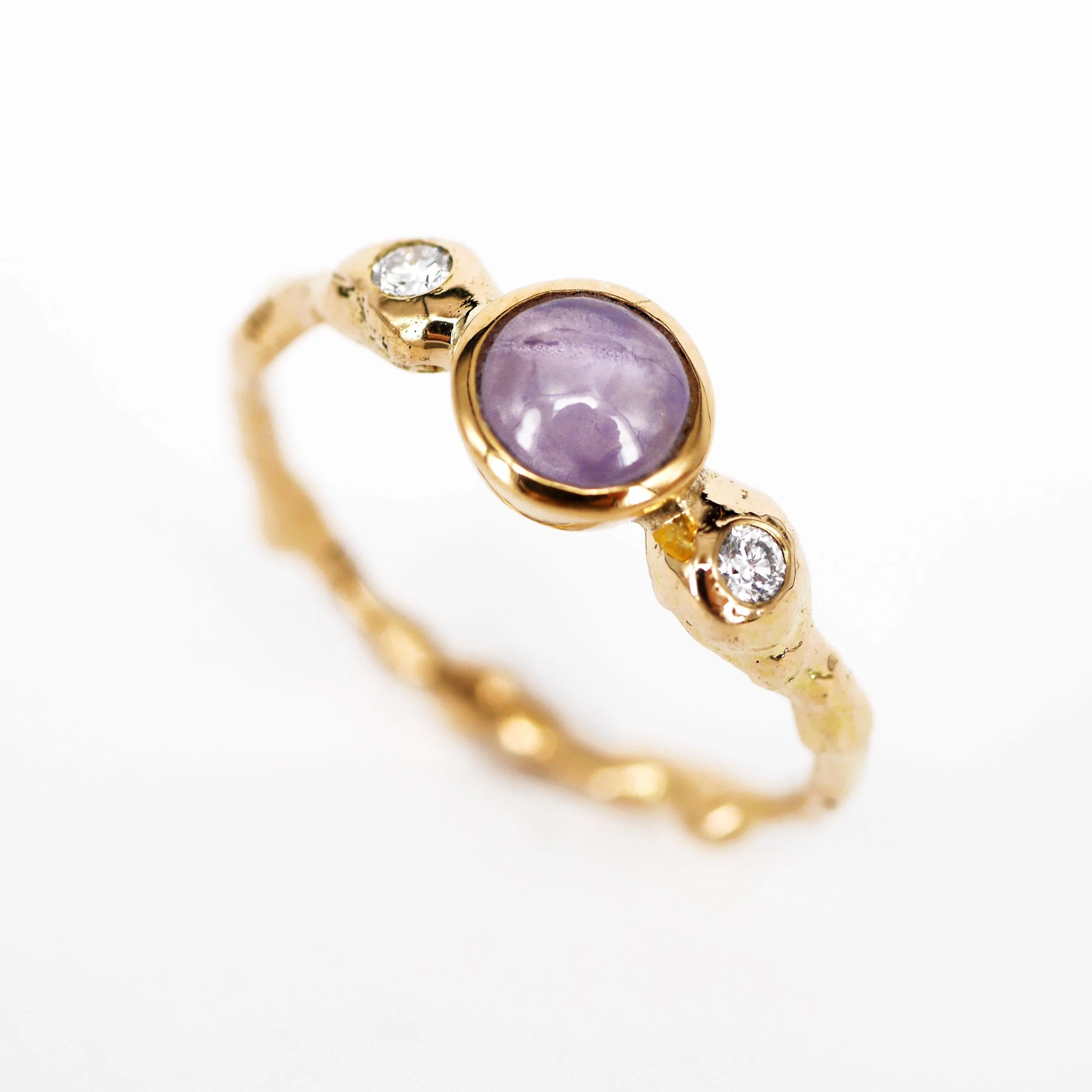 "Ast" 750er Gelbgold mit Sternsaphir und 2 Brillanten