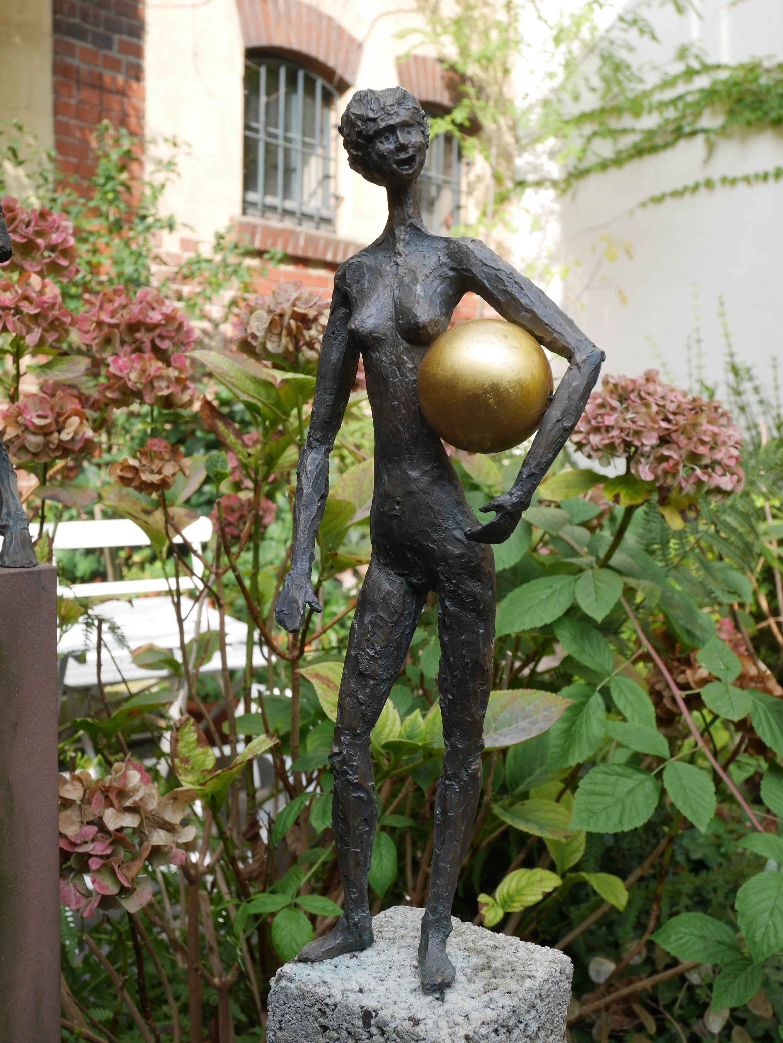 Mädchen mit goldenem Ball (Auflage erfüllt)