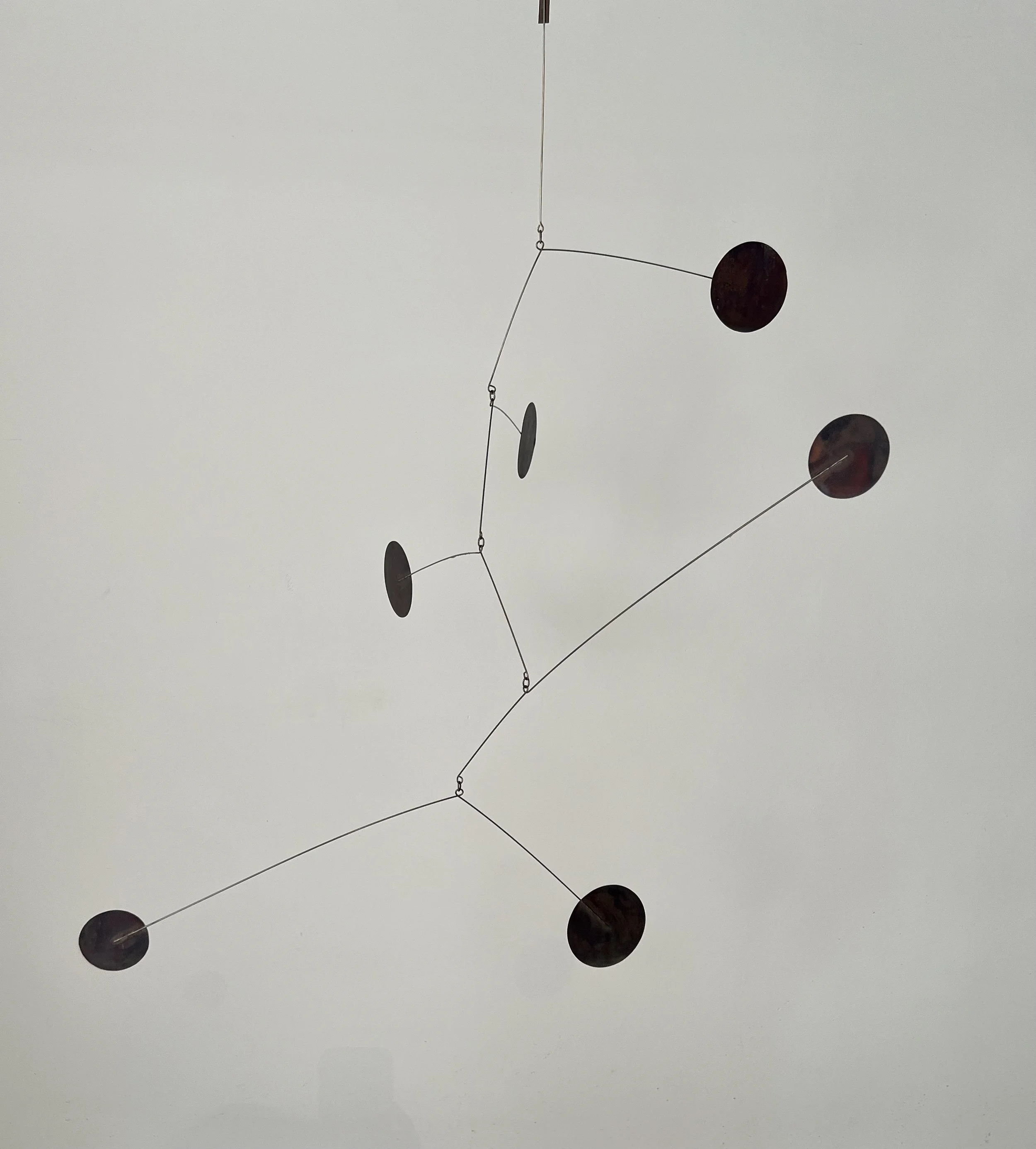 Mobile aus Federstahl und Messingplättchen