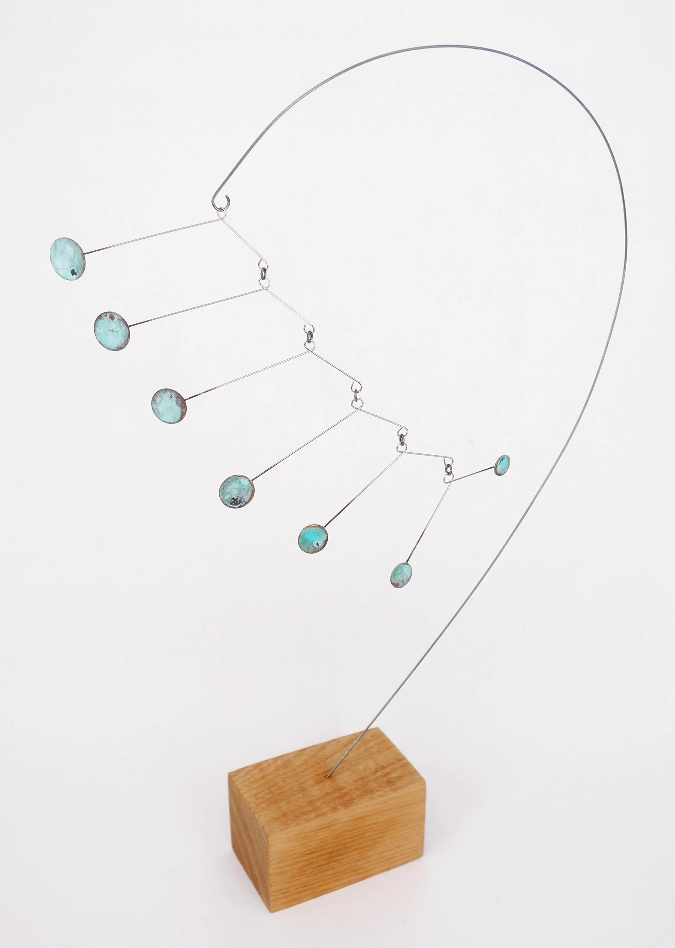 Metall Stabile 3 aus Kupferplättchen (oxidiert), Federstahl und einem Holzsockel. Höhe ca. 25cm