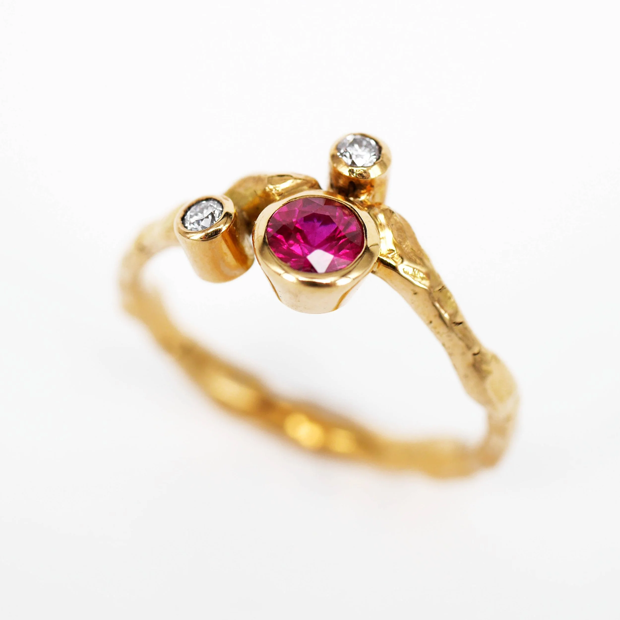 "Ast" 750er Gelbgold mit Rubin und 2 Brillanten