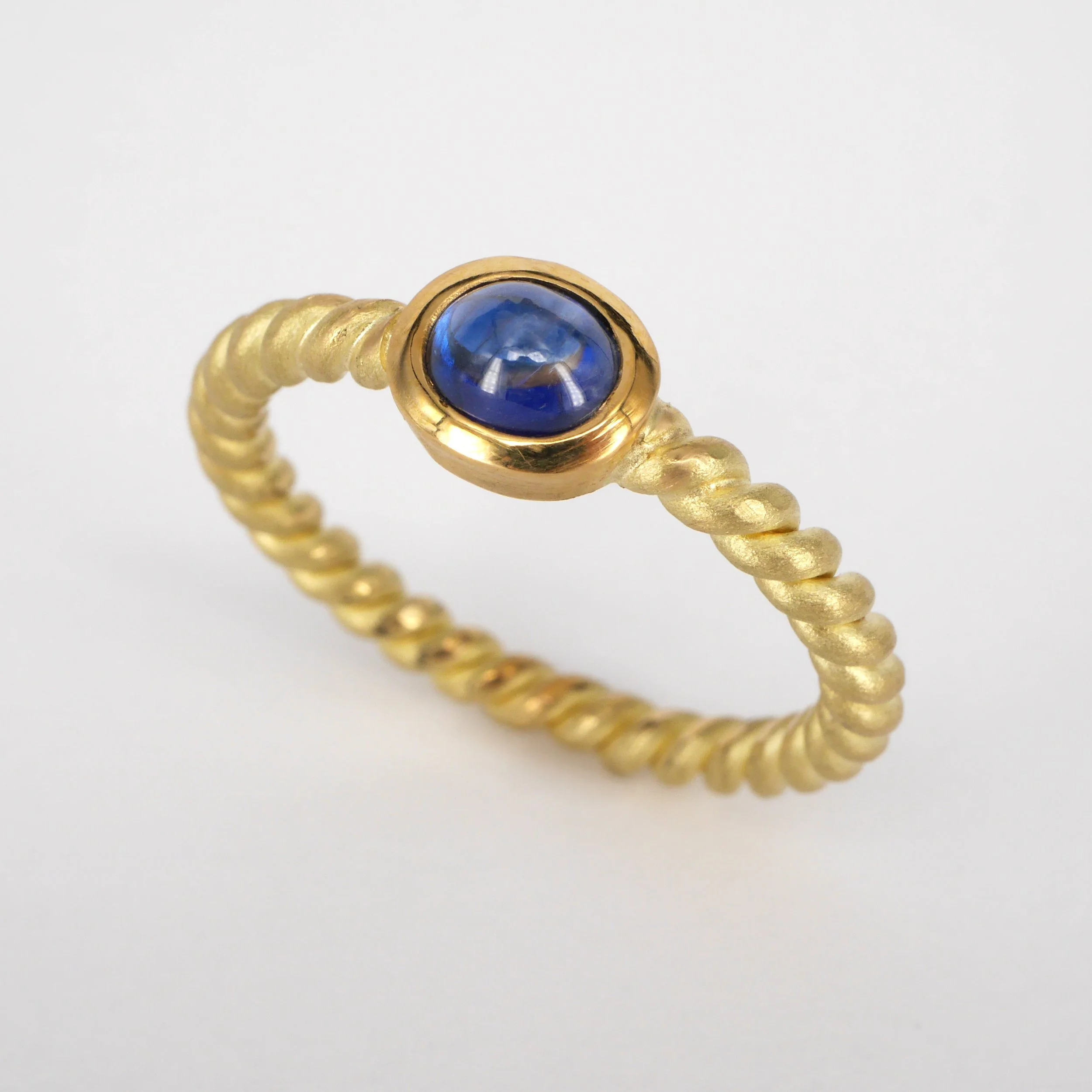 Ring gekordelt, 750er Gelbgold mit Saphir Cabochon