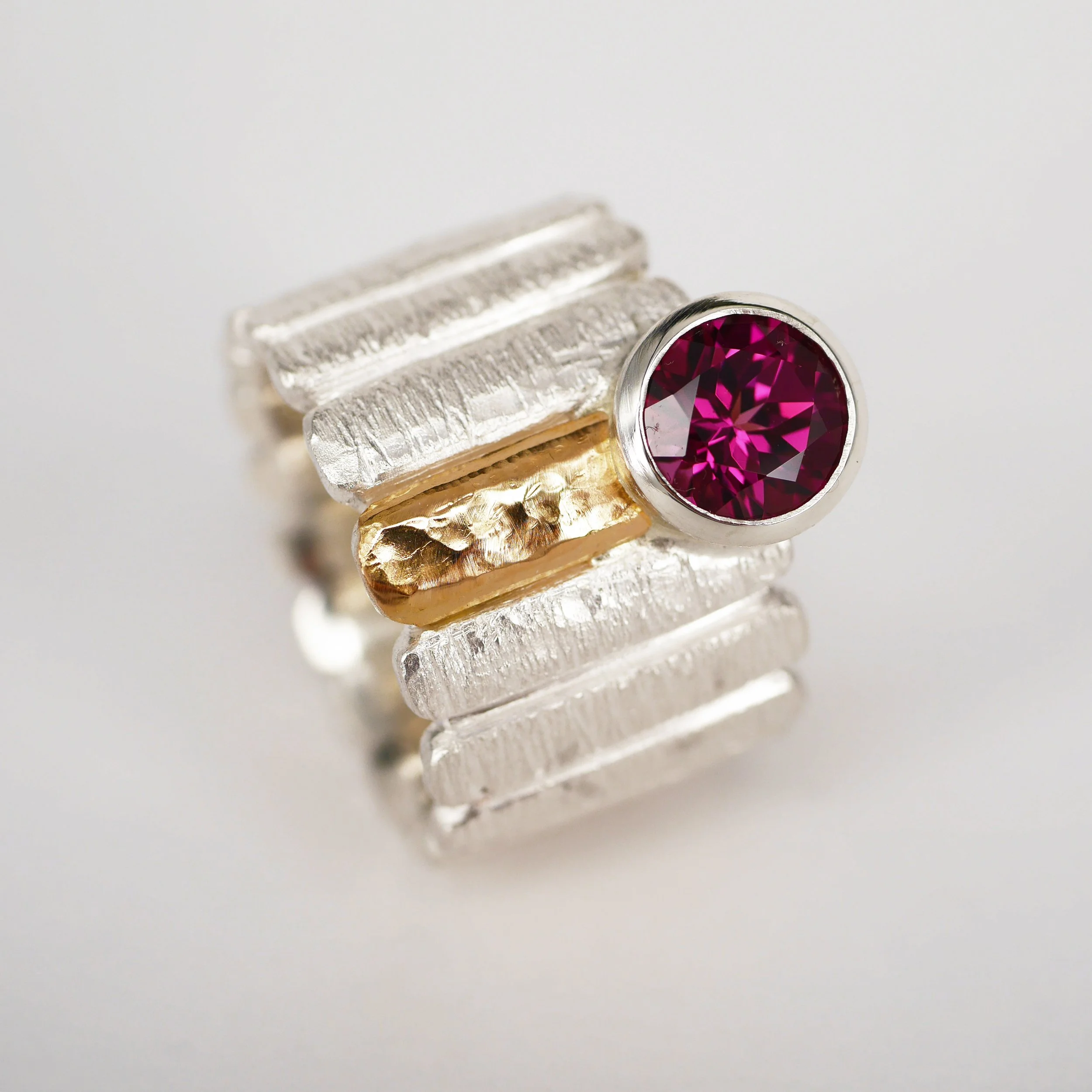 "Stäbchen" 925er Silber mit Rhodolith in 900er Gelbgold gefasst