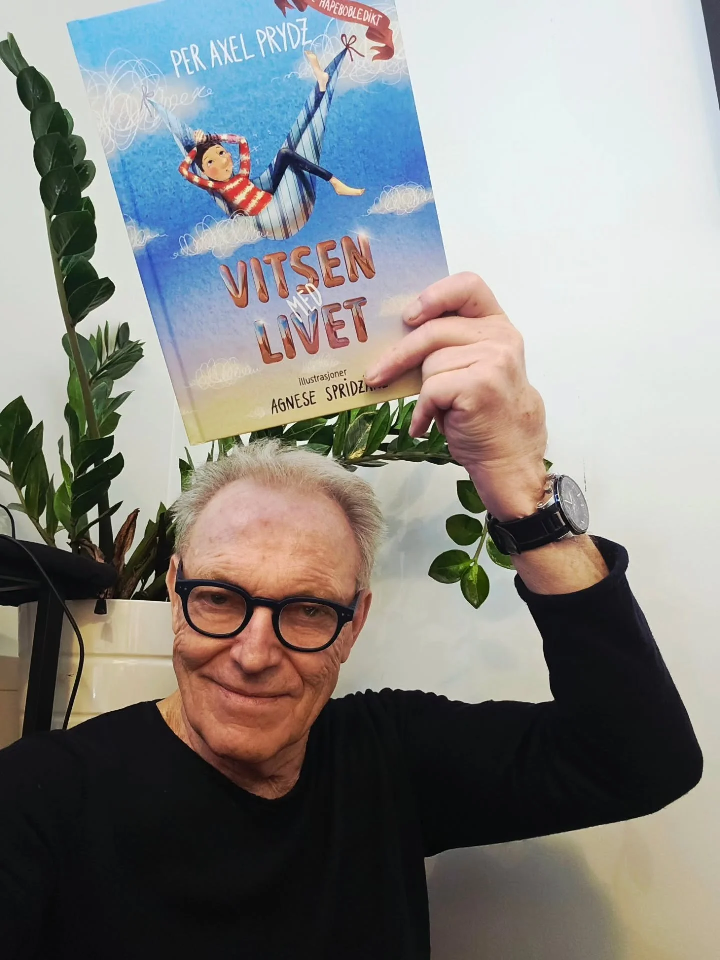 VI SEES P&Aring; LANSERING 3. MAI KL 17.00 BYMUSEET. VELKOMMEN 
#peraxelprydz #agnesespridzāne #hallobarnebok.no #VITSENMEDLIVET