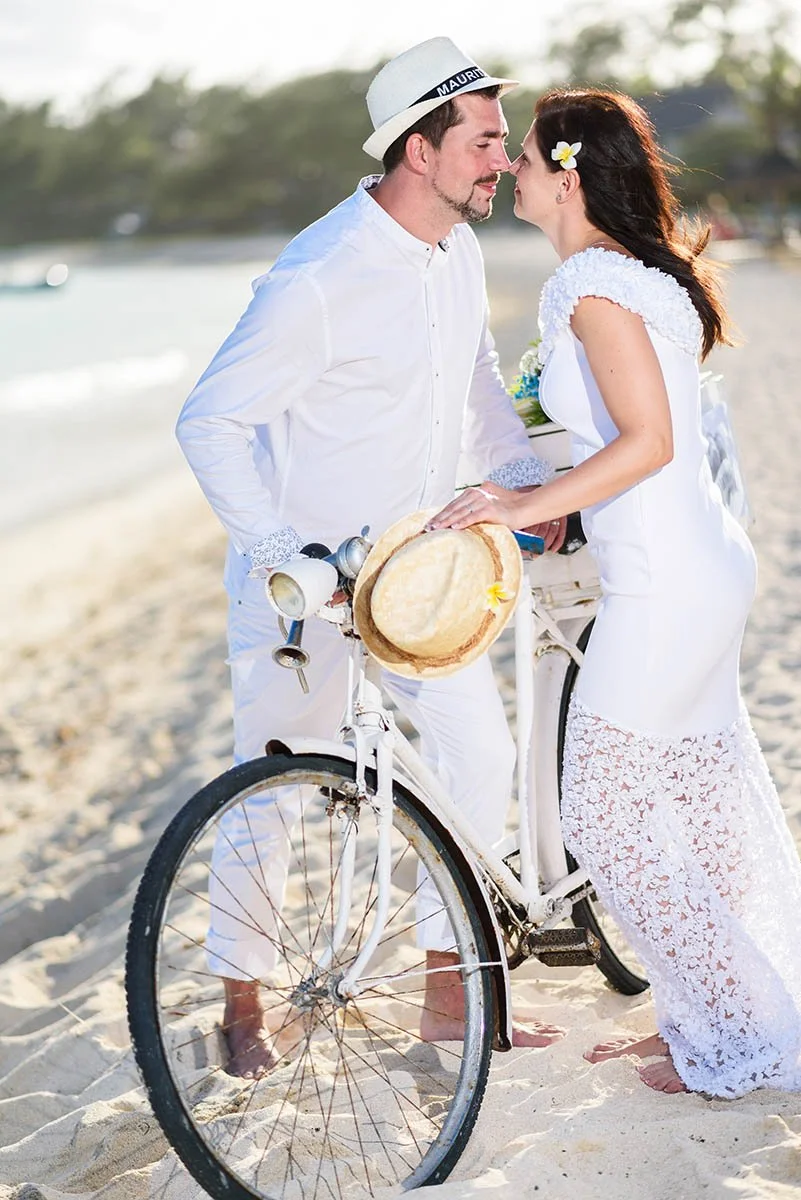 Newlyweds in tropical scenery, Palmar Beach