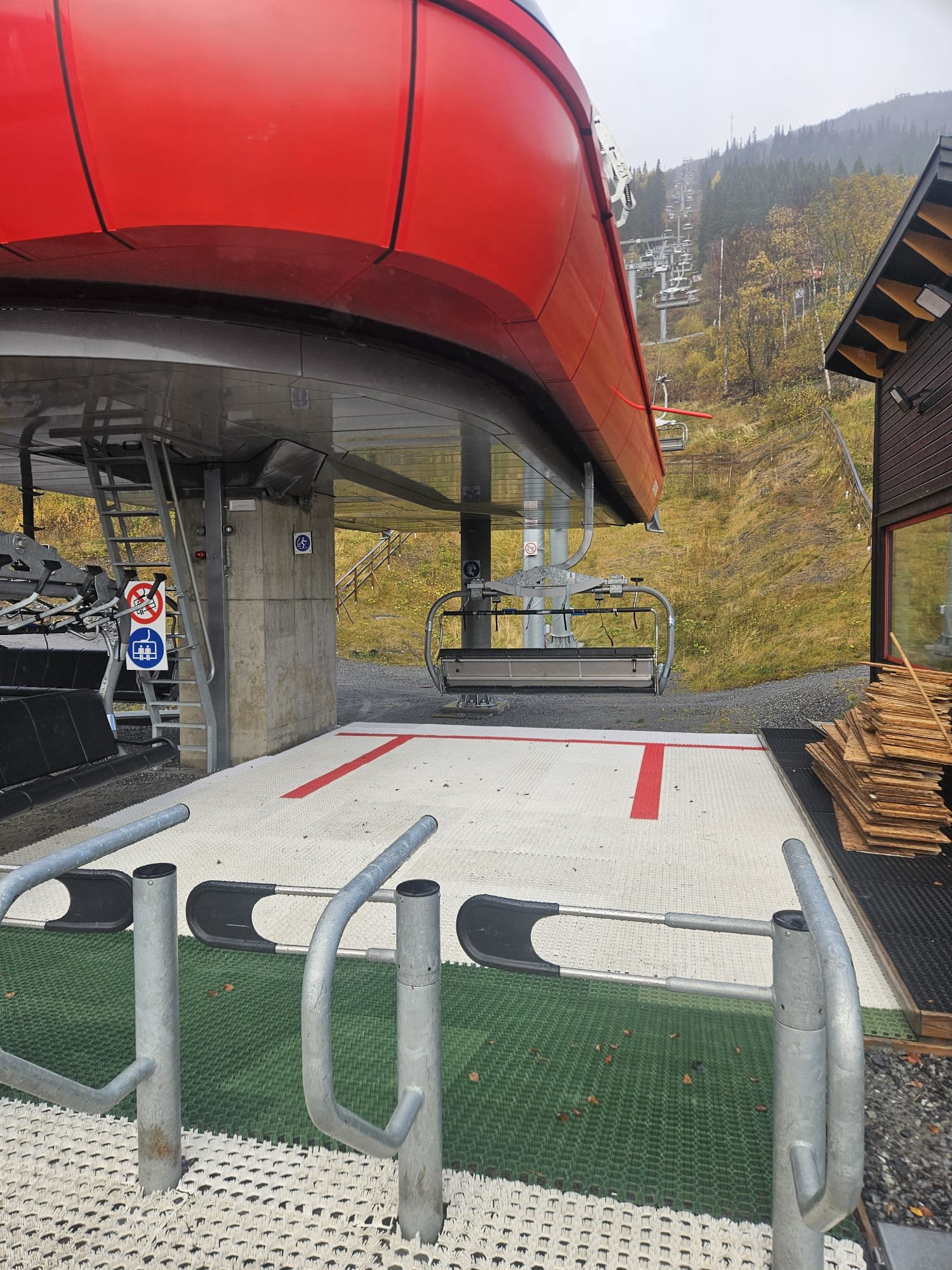 En tom skiåkstol och hissyta för att ta sig upp för berget, med ett snöre för att lyfta pulkor och en köra för walk-in passagerare.