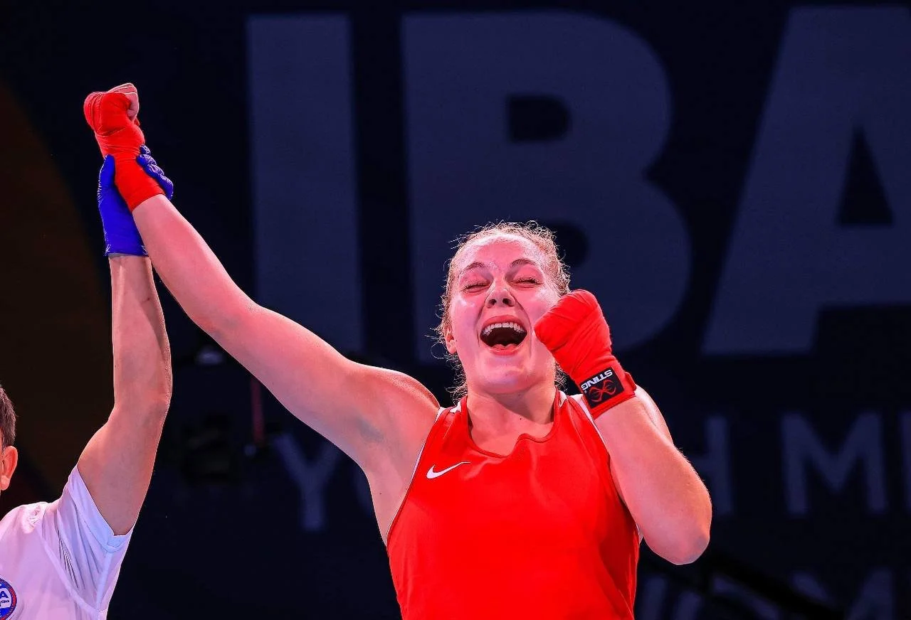 Norways first ever World Champion in boxing. An emotional moment for Sunniva as she screams of joy. 