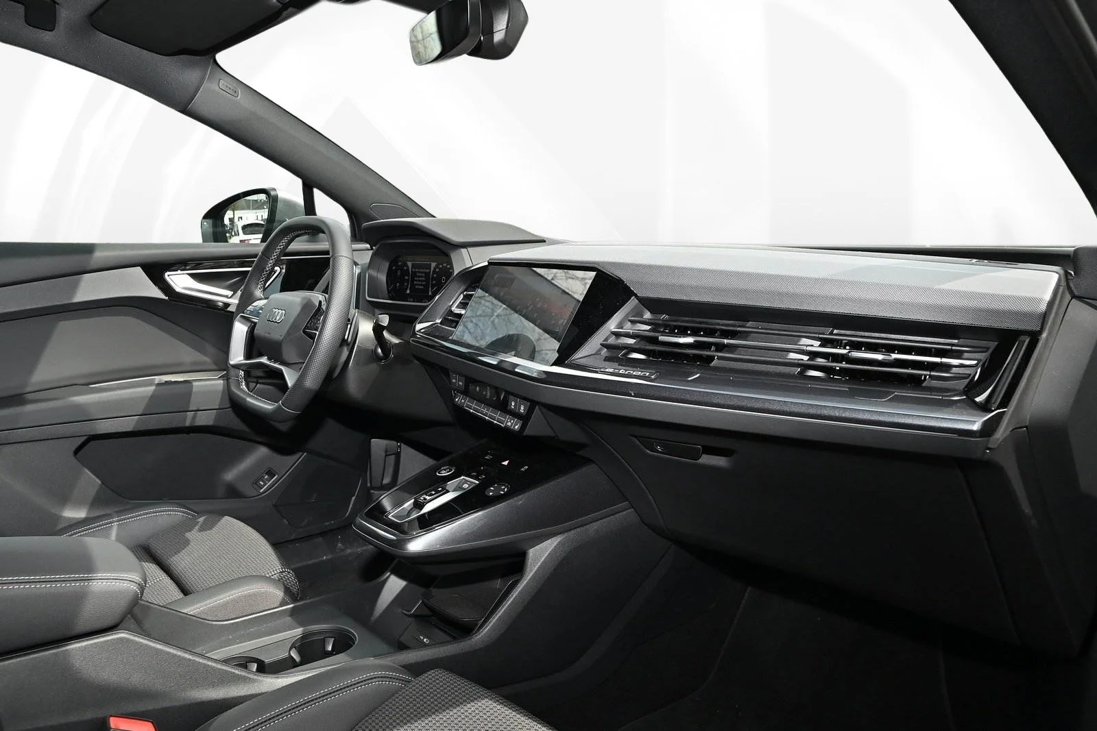 Interior Audi Q4 e-tron S-Line com volante desportivo e tecnologia Matrix