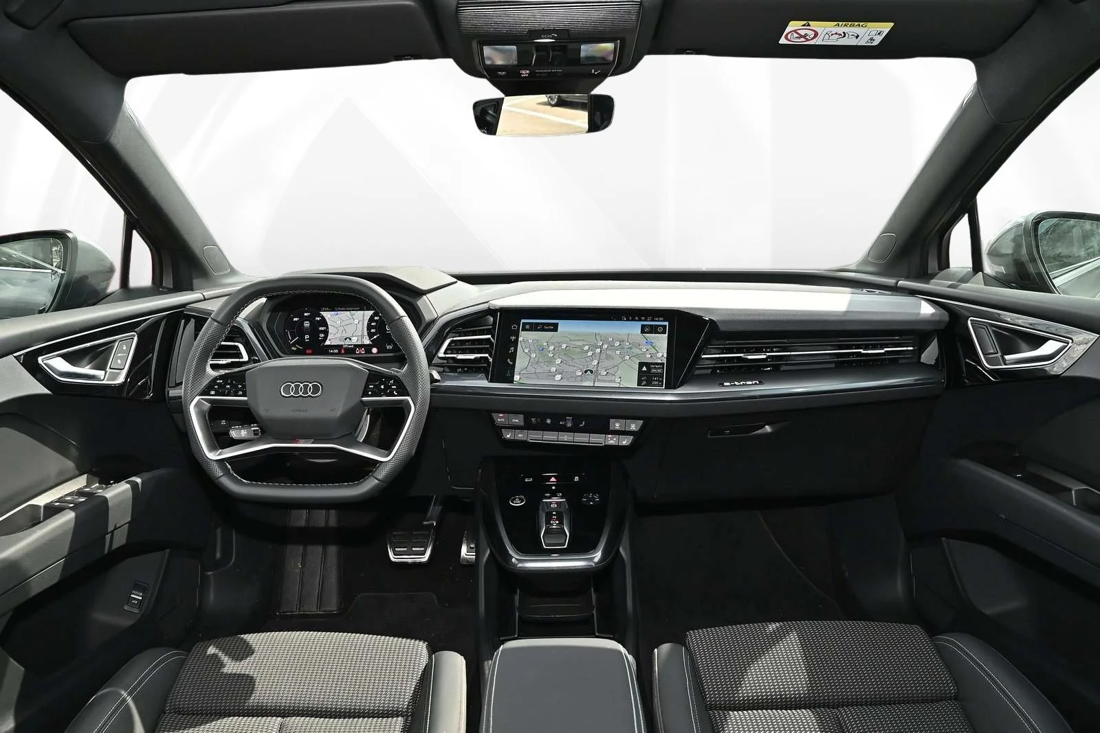 Audi Q4 40 Interior Audi Q4 e-tron S-Line com volante desportivo e tecnologia Matrix