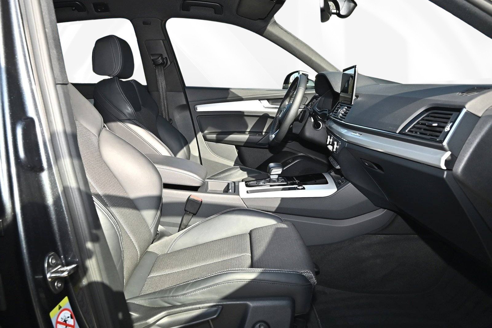 Bancos desportivos S Line em meia-pele e interior premium do Audi Q5