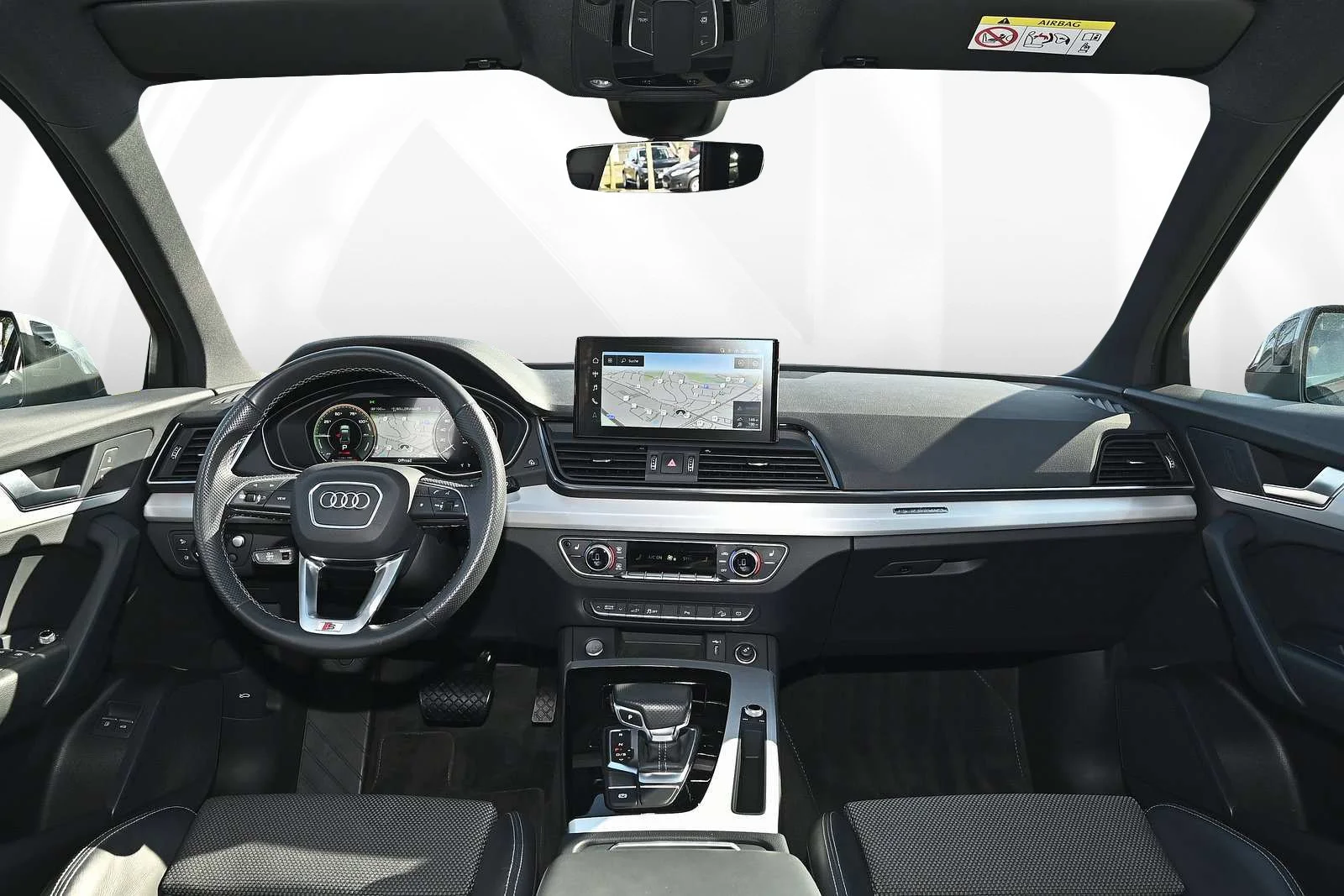 Interior tecnológico Audi Q5 com Virtual Cockpit e navegação MMI Plus